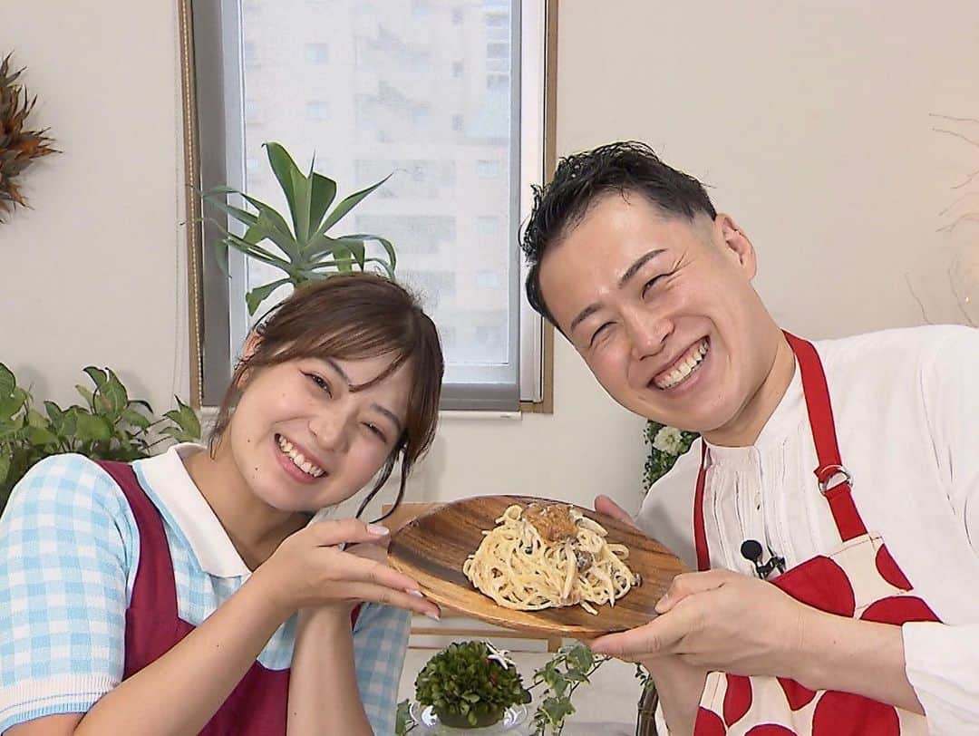 テレビ西日本「ももち浜ストア」さんのインスタグラム写真 - (テレビ西日本「ももち浜ストア」Instagram)「🍽📺 #今日のももち浜ストア 　 8/21日(月) の #ももち特集 では『映えなイイグルメ』を特集🍚🥢 フライパン一つで簡単にできる、映えないけど美味しいレシピを  #けんちゃん先生 （ @kenshikamura ）に教えてもらいました！ 　 🏠 #ももち浜ストアのくらしお役立ち特集 🎁 #ももち浜ストアのレシピ特集  👍手羽元のさっぱり煮👍 　材料（3～4人分） ・手羽元　　　　　　8〜10本 ・唐辛子　　　　　　1本(あれば) 【A】 ・にんにくチューブ　5cm分 ・生姜チューブ　　　5cm分 ・ぽん酢　　　　　　200ml ・水　　　　　　　　150ml  🍳作り方 ①フライパンで湯を沸かし、手羽元を加えて1分茹でたら茹で汁を捨てる。 ②唐辛子のヘタと種をとり、【A】と一緒に手羽元が入ったフライパンに入れ、強火にかける。 ③①が沸騰したら蓋をして中火で煮る。途中で手羽元を裏返しながら20〜25分煮て完成！  👍鮭の海苔のり照り焼き👍 　材料（2人分） ・鮭　　　　　　2切れ ・塩　　　　　　2つまみ ・焼き海苔　　　適量 ・片栗粉　　　　適量 ・炒め油　　　　小さじ1 【A】 ・砂糖　　　　　小さじ1 ・濃口醤油　　　大さじ1 ・料理酒　　　　大さじ1 ・本みりん　　　大さじ1  🍳作り方 ①鮭の両面に塩を振り10分置き、水気をしっかり拭き取る。 　鮭に海苔を巻き付け、片栗粉をまぶす。 ②フライパンに油、①を並べてから弱火にかける。焼き色がついたらひっくり返す。 【A】を加え、絡めて完成。 　　  👍ワンパンなめ茸クリームパスタ👍 　材料（2人分） ・しめじ　　　　　1/2袋 ・にんにく　　　　ひとかけら ・オリーブ油　　　大さじ2 ・パスタ　　　　　150g(早茹タイプは×) 【A】 ・味付きなめ茸　　1/2瓶(60g) ・牛乳　　　　　　300ml ・水　　　　　　　200ml  🍳作り方 ①しめじを一口大に切り、にんにくは薄切りして切った具材をフライパンに入れる。 オリーブ油を加え、中弱火にかけてしめじに焼き色をつける。 ②にんにくのいい香りがしたら①に【A】を加え、強火にかける。 沸騰したら半分に折ったパスタを加える。 パスタの袋に表示された時間＋3分茹でる。時々、麺をほぐし混ぜる。 火加減は弱火〜中弱火で優しく沸騰するくらい。 ✅ 吹きこぼれ防止で蓋をしない！ 　　・・・牛乳が入っているので蓋をすると吹きこぼれてしまう ✅ 早茹でタイプのパスタの場合は水を減らして調節！  📺 #ももち特集 では、 福岡で話題のモノやコトをいち早く特集🧐✨ 福岡・九州の最新情報をお届けします😊  ※掲載の情報は全て放送時点での情報です。 ＝＝＝＝＝＝＝＝＝ [ももち浜ストア] ▪︎TNC テレビ西日本 ｢毎週月-金 9:50〜｣ 『LIVE　福岡』を合言葉に、 福岡の旬な出来事を #ももち浜 から さらに早く、より楽しく、わかりやすくお届けします！ ＝＝＝＝＝＝＝＝＝  #ももち浜ストア #楠田瑠美  #嘉村健志 #かんたんレシピ #簡単レシピ #節約レシピ #おうちごはん革命 #料理教室 #料理好きな人と繋がりたい #映えなイイグルメ」8月21日 17時44分 - momochihamastore8