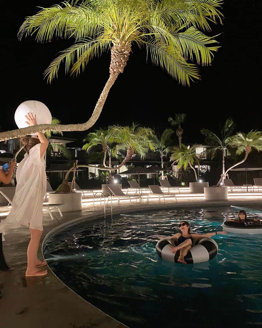 上原歩さんのインスタグラム写真 - (上原歩Instagram)「🌚🌴📀🪩🍸🌚  @botanicalpoolclub  Night pool.  23時まで入れるプールは 冬になると温水になります  プールサイドにはエアコン付きの席もあって（なんて言うんだったかな）この猛暑でも快適に過ごせます  夜はプールに入ってLadies陣のみの貸切りおおはしゃぎ 楽しすぎ飲みすぎ騒ぎすぎ 大人こそこんな日もあっていいね🪩  _____________________________________________  #love #life #loveislove  #botanicalpoolclub #bpc  #ボタニカルプールクラブ」8月21日 17時54分 - ayumiuehara