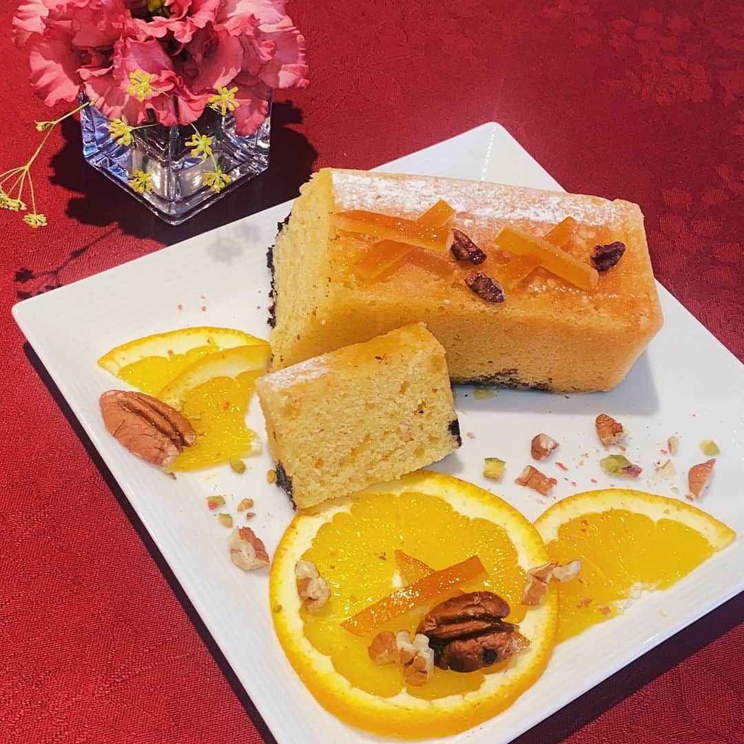 Salon de Royal Kyotoのインスタグラム：「皆様こんにちは サロンドロワイヤル京都本店でございます🫖🍃 ・ ・ 本日は暑い夏にオススメしたい 常温でもお楽しみ頂けるお菓子をご紹介いたします。  【ケーク・ショコラ・オランジュ】 しっとりとした口当たりにオレンジの香りが抜けていく、とても軽くて食べやすいパウンドケーキに仕上げております🍊  当店のパウンドケーキは全8種のフレーバーで展開しております。 お持ち帰り限定のお品ですので、ティータイムのお供やお手土産にもどうぞ💭  是非ご賞味ください🍴 ・ 【営業時間】 11:00〜19:00(L.O.18:00) ・ ・ 本日も皆様のご来店を心よりお待ちしております☕️ ・ ・ #サロンドロワイヤル京都店 #salonderoyalkyoto#サロンドロワイヤル京都本店#サロンドロワイヤル京都#サロンドロワイヤル#salonderoyal#日本#japan#京都#kyoto#京都スイーツ#京都カフェ#ボンボンショコラ#チョコレート #チョコ #ショコラ #chocolate #chocolat #chocolatier#salonderoyal#京都市役所前カフェ#三条カフェ#川床席#鴨川沿い#鴨川カフェ#納涼床　＃パウンドケーキ」
