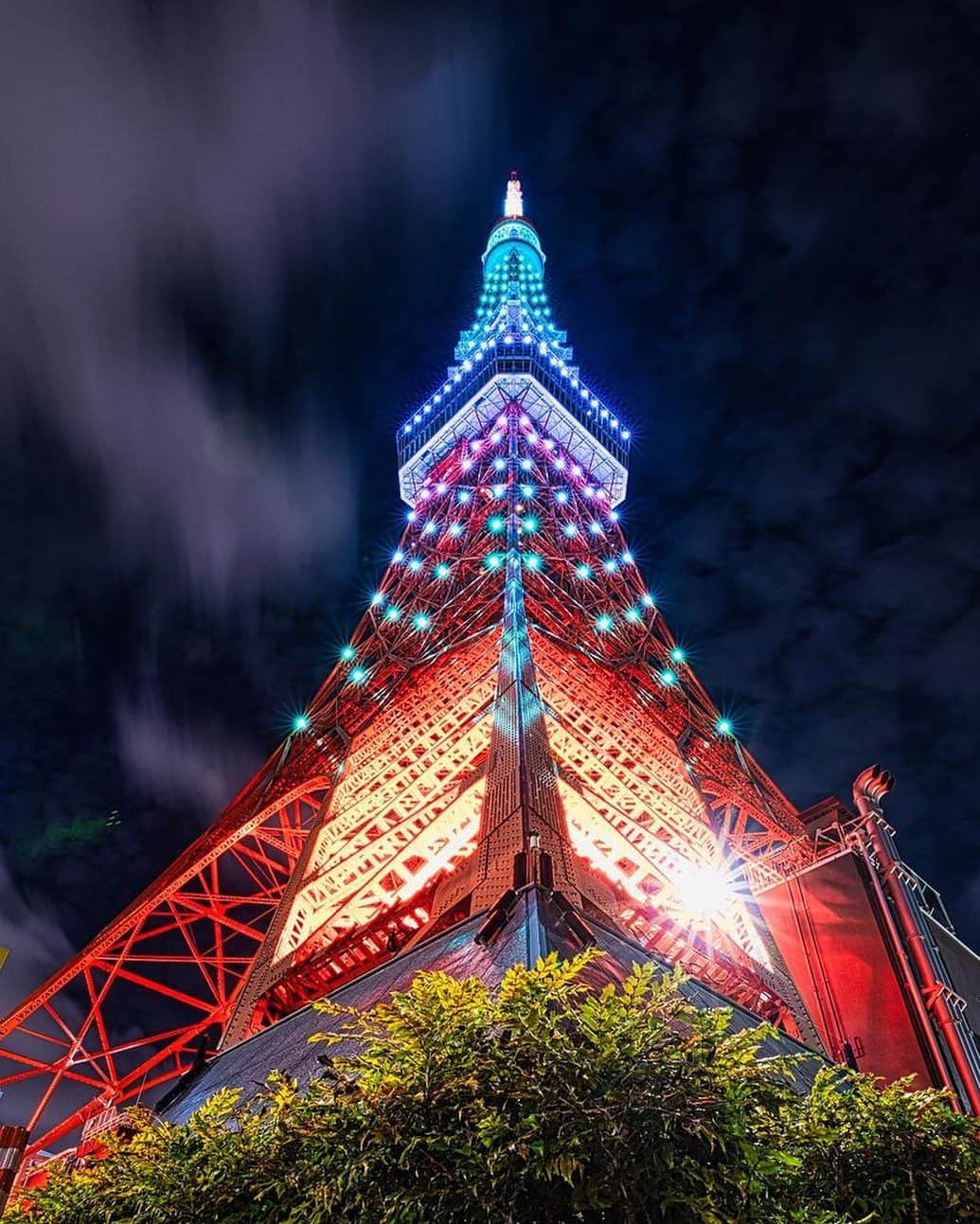 東京タワーさんのインスタグラム写真 - (東京タワーInstagram)「. 本日は、毎週月曜日20時〜22時まで 2時間限定で点灯する インフィニティ・ダイヤモンドヴェールの レギュラーライトアップ！   8月のカラーは 山色（Mountain Green）です✨   下から見上げた山色に輝く東京タワーは 都会の中心にそびえる山そのもの⛰   ちなみに16時までは、 メインデッキまで外階段（約600段）で 昇る事もできますので、 都会での山登り、ぜひ体験してみてください！  ※登りが辛いという方、メインデッキからの 下り外階段も毎日21時までオープンしてます。   本日は、Your Tokyo Tower🗼から @terataka11 さんのお写真をご紹介！   素敵なお写真をありがとうございました😊   --------------------------------  【 お知らせ 】  ■ Your Tokyo Tower 🗼  # your_tokyotowerで あなたの東京タワーをリポスト！  @tokyotower_official の タグ付けをしてくれると見つけやすいよ！  皆様からの投稿 どしどしお待ちしております！  ■ 公式LINE  東京タワー公式LINEでは 東京タワーのイベント情報を お届けしています！  詳細はプロフィールにあるリンクから↓ @tokyotower_official  --------------------------------  #東京タワー #東京タワー🗼  #tokyotower #tokyotower🗼  #ライトアップ #lightup」8月21日 17時50分 - tokyotower_official