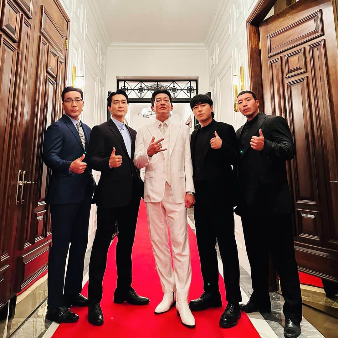 ソン・スンホンのインスタグラム：「독수리오형제?ㅎㅎ 🦅🦅🦅🦅🦅  #하도권 #허성태 #이시언 #태원석 #tvn #플레이어2 #player」