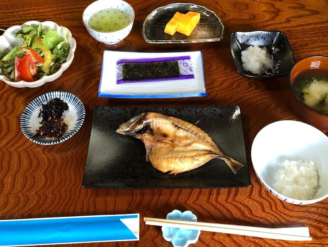 日登美さんのインスタグラム写真 - (日登美Instagram)「Minshuku love ❤️   美味しい魚、ビール、カラオケ、トランプに浴衣。 とある漁港の民宿。 最高すぎました。😭❤️🫶」8月21日 17時52分 - hitomihigashi_b