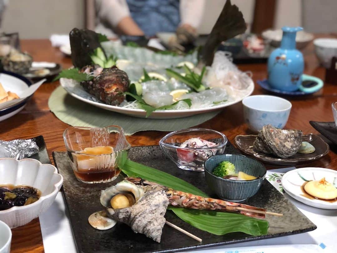 日登美のインスタグラム：「Minshuku love ❤️   美味しい魚、ビール、カラオケ、トランプに浴衣。 とある漁港の民宿。 最高すぎました。😭❤️🫶」