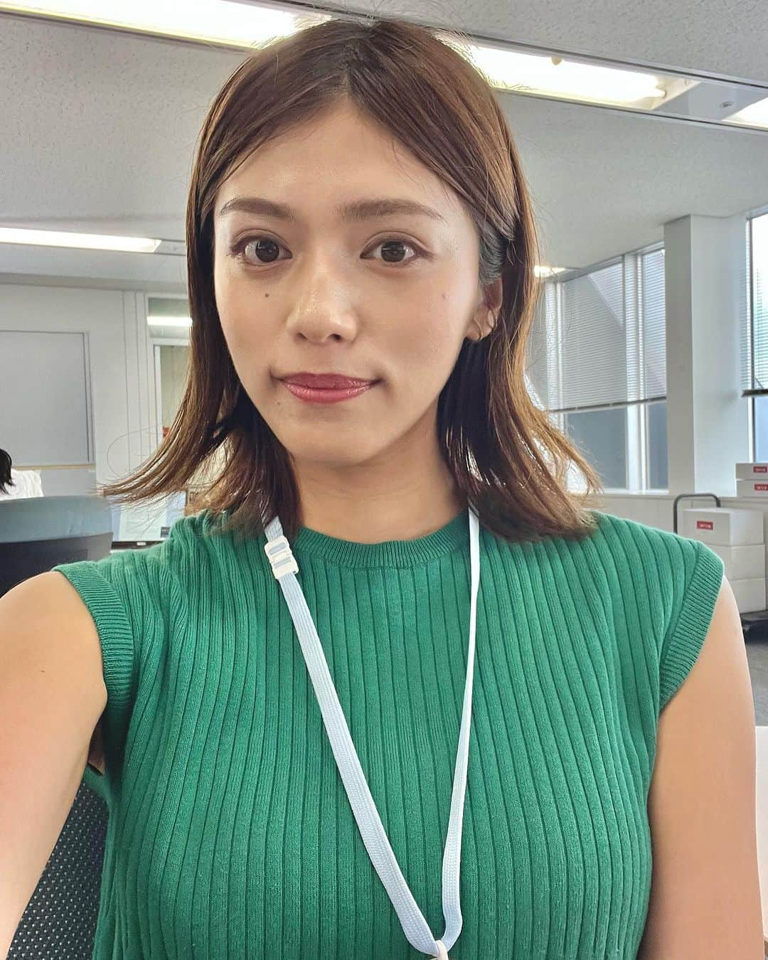 加納永美子のインスタグラム：「＿＿＿＿＿＿＿＿＿＿＿＿＿＿ 💚出演情報💚  8月21日(月)午後10:45から放送開始のNHKの夜ドラ「わたしの一番最悪なともだち」の撮影に参加してきました！！  初めてのドラマの現場✨️ とってもいい経験になったし、一緒に撮影に参加した皆さんが仲良くしてくれて、長丁場の撮影の日でも朝から晩まで楽しく過ごせました☺️  ドラマを楽しみながら、どこに私が映っているのかも探してみてね🤣  結構頑張ってさがさないといけないかも…🫢笑  見つけた報告も待ってま〜す♪♪🤗  なんとも言えない表情の写真ですが、自分の衣装メモのついでに撮った写真くらいしかなくて🙊w  ⬜️NHK総合「わたしの一番最悪なともだち」 2023年8月21日(月)放送開始 毎週月〜木 よる10時45分〔各話15分〕 〈全32回／ 8週〉 @nhk_yorudora   #わたしの一番最悪なともだち  #nhk夜ドラ  #連続ドラマ  #連ドラ  #イチとも」