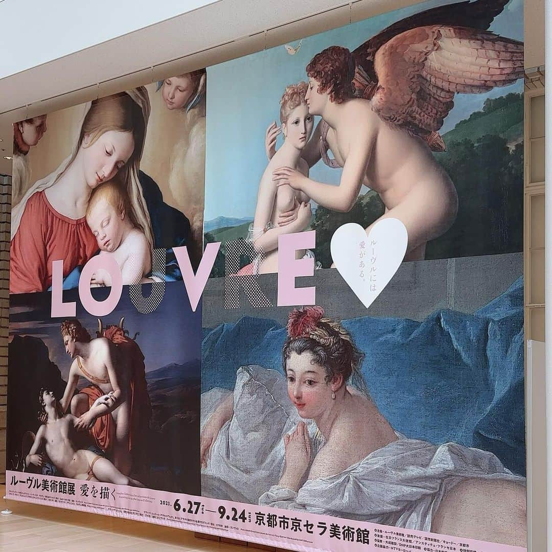 檀れいさんのインスタグラム写真 - (檀れいInstagram)「🌹🌹  ある日の私✨  ルーヴル美術館展〜愛を描く〜に 行って来ました💖  ルーブルが誇る 愛を描いた作品を集めての 美術展✨  様々な愛の形を絵画を通して触れる事ができ、とてもとても贅沢な時間を過ごす事が 出来ました✨感動✨  素敵過ぎてもう一度行きたいくらい‼️  私はお家でじっくりお勉強したくて 図録と解説書も購入✨  そして、お勉強のお供に今回の美術展のグッズであるコーヒーも買いました✨ ボックスにいくつかコーヒーが入っているんですが、パッケージに使われている絵画は全部 違うんですよ‼️  うー…素敵すぎて飲めません☕️💦  皆さんも京都にお越しの際は、 是非京セラ美術館にルーブルの愛を 見に行って下さいね✨  檀れい🌹  #檀れい #danrei #京セラ美術館 #ルーブル美術館展愛を描く #様々な愛の形 #素敵すぎる #また行きたいな #檀スタグラム」8月21日 17時56分 - danrei_official