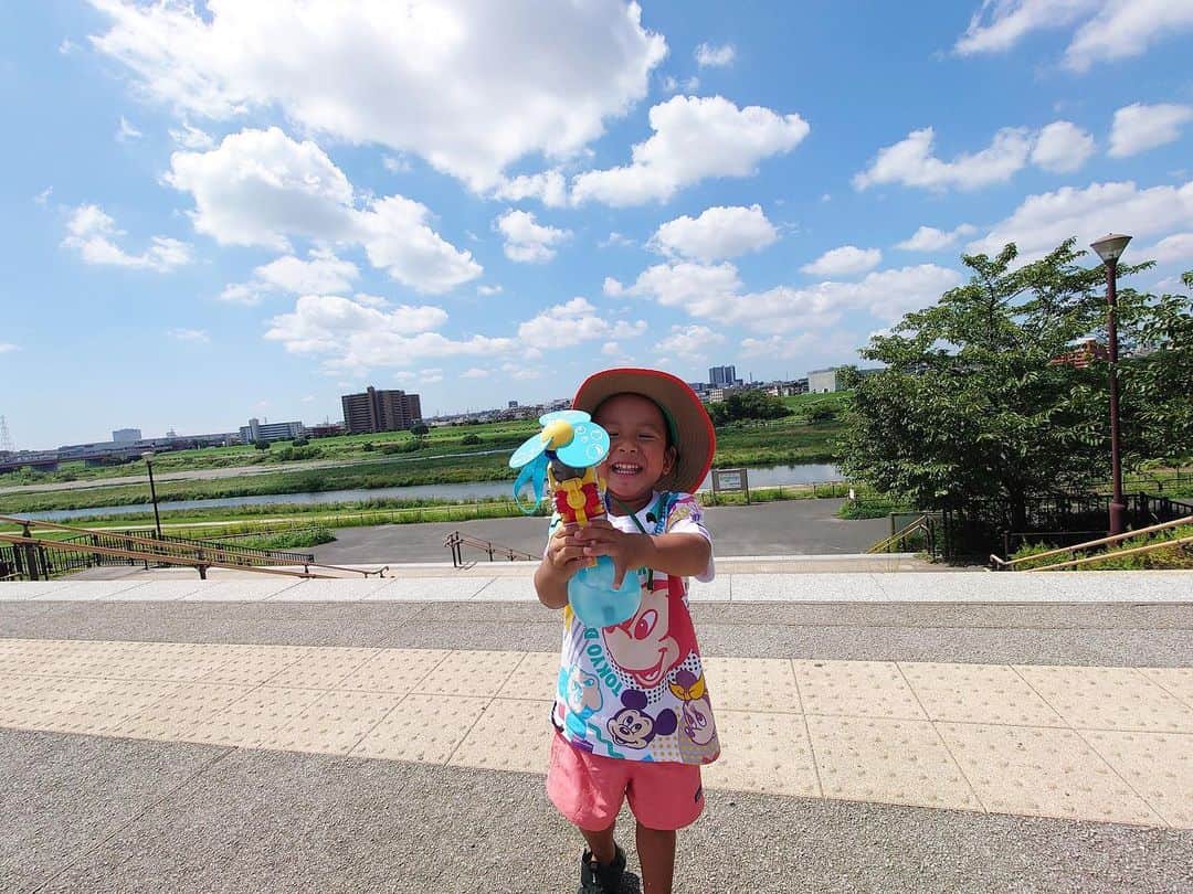 瀬間友里加のインスタグラム：「僕の夏休み👦🏻🌻🩵 シンガポールより暑い日本🇯🇵🥵 それでも楽しい経験をたくさんできて良かったね💓#夏休み #一時帰国 #日本#3歳男の子」