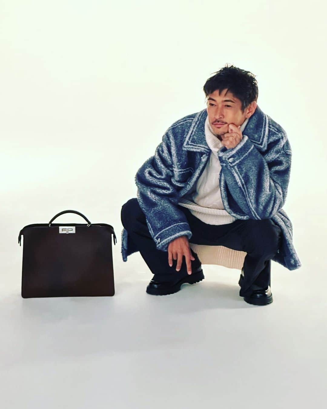 窪塚洋介のインスタグラム：「8月24日(木)発売の UOMO10月号 FENDI @fendi のバッグ＆衣装の特集で登場します👍  Photos:Yusuke Abe[YARD] Hair&Make-up:Shuji Sato  Stylist:Toshihiro Oku Composition&Text:Keiichiro Miyata  #fendi」