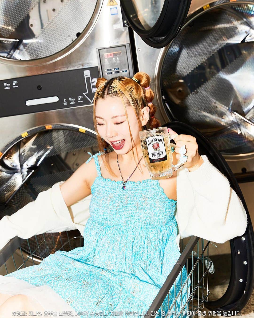 Hannahのインスタグラム：「네네 체고의 근무환경이었습니다.  월요일 시작 상큼하게 하이볼 가버렷🥃 ㅋ @jimbeam_kr 💛  💇🏻‍♀️ @ralkinghair  💄 @2nakimm」
