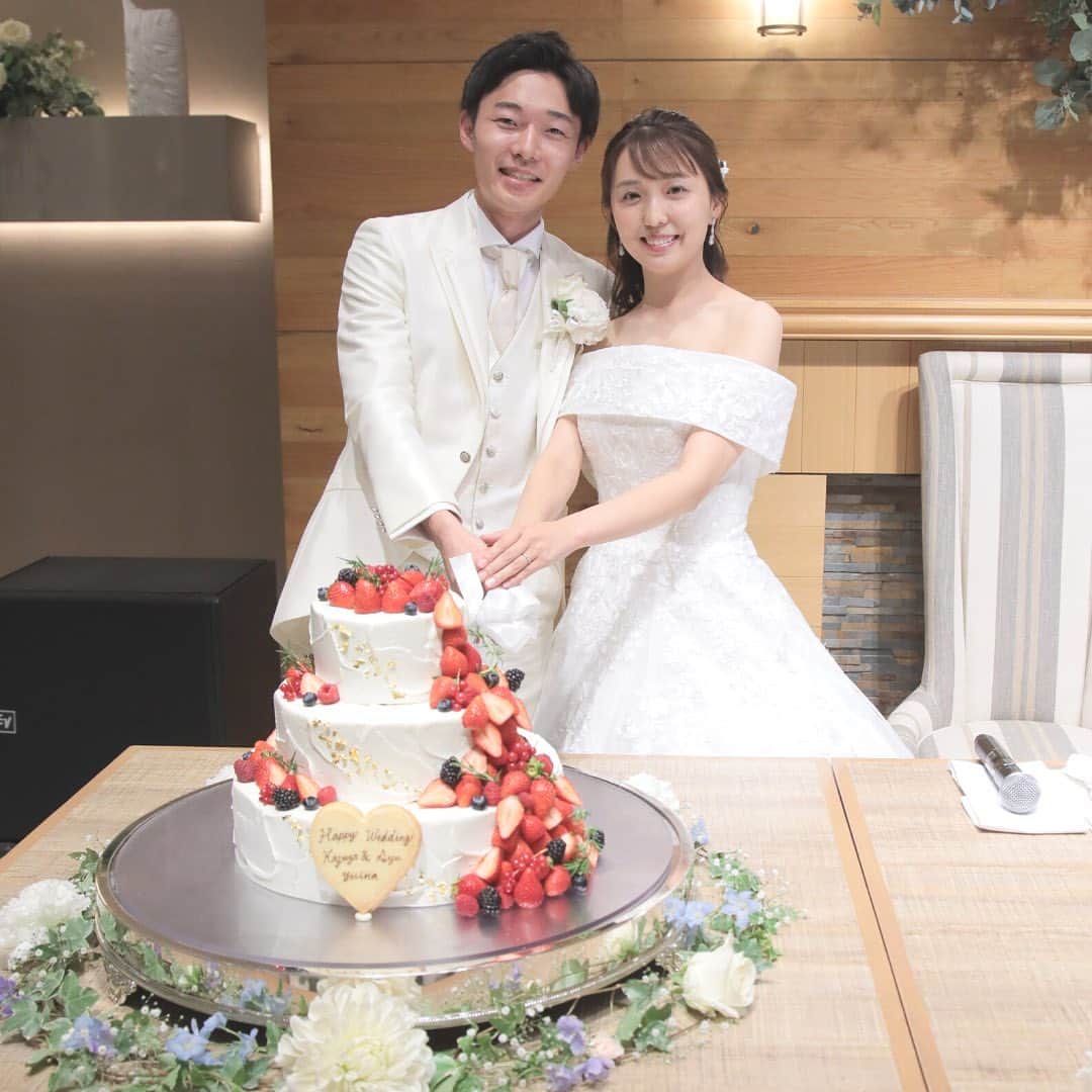 のインスタグラム：「． ．  本日はケーキ入刀シーンのご紹介です✨  素敵なお写真シーンとなりますので ゲストの皆様のカメラに目線を合わせて 沢山のお写真を撮影いただくとオススメです🤍  ﾟ･*:.｡. .｡.:*･゜ﾟ･*:.｡. .｡.:*･ﾟ･*:.｡. .｡.:*･゜  横浜 みなとみらいの結婚式場 #アニヴェルセルみなとみらい横浜  📌海や空のように「永遠に続く」という 　意味を持つロイヤルブルーのバージンロード  📌120年の歴史が刻まれた 　壮観なステンドグラスのチャペル  📌好みに合わせて選べる 　7つの貸切披露宴会場  @anniversaire_minatomirai  👆詳細はプロフィールURLの 　公式HPよりご覧いただけます✨  ﾟ･*:.｡. .｡.:*･゜ﾟ･*:.｡. .｡.:*･ﾟ･*:.｡. .｡.:*･゜  #アニヴェルセル #アニヴェルセルみなとみらい #アニ嫁 #結婚式場見学 #ブライダルフェア #結婚式準備 #式場見学 #花嫁準備 #横浜花嫁 #みなとみらい花嫁 #みなとみらいウェディング #みなとみらい婚 #みなとみらい結婚式 #横浜結婚式場 #横浜結婚式 #神奈川結婚式場 #2023花嫁 #2024花嫁 #ウェディングケーキ #ケーキ入刀 #結婚式レポート #結婚式レポ」