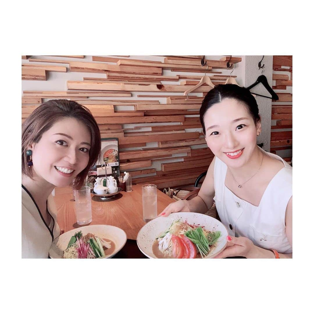 すみれ乃麗さんのインスタグラム写真 - (すみれ乃麗Instagram)「#エッジワース さんと #横浜デート ♡♡♡  夏休みが長くて、随分と日が空いてしまったのですが💦2023年夏の3本の指に入る思い出なので投稿します😍❤️  観劇前に中華街でランチしました✨どうせ横浜行くならやっぱり中華！？という話にもなったのですが、、、 連日の体温越えの気温で身体が悲鳴をあげてるから、冷たいものを食べたいね！というご提案で『冷やし中華』をいただきました🥒 冷やし中華を前に嬉々と撮影する私たち！、、と思いきや、気づいたらお互いを撮影してました❤️笑  食べ終わりに時差がありつつ（悠未ひろさん @hiroyuumitomo SNSをご参照ください笑）  劇場に向かうと、、、なんと劇場エントランスにて湖月わたるさんの後ろ姿を発見😳 前回の投稿の写真もご一緒に撮ってくださった上に、私たちのツーショットまでも撮影してくださって、、、お優しさの塊でした🥺🙏  #大逆転裁判 の感想は前回の通りですが、終始、私自身が出演したシリーズ1.2.3の事を思い出してしまって🥺 マヤちゃん（真宵ちゃん）としては出演した1.2は、まだ下級生だったので、演出の鈴木圭先生や主演のまゆさん （#蘭寿とむ さん #ニック #成歩堂龍一 ）にご指導・アドバイスいただきながら、 日々奮闘してたなぁ、、、とか。  ヒロインをさせて頂いた3は、お稽古時期に宝塚スペシャルがあったりお正月休みを挟んだり、色々とスケジュールが詰め詰めだったので、みんなで時間を作って自主稽古したり、お芝居について話し合ったり、学年が上がったからこそ受け身ではなく自発的に発言したり、下級生とダンスナンバーの練習をしたり…。 お芝居最後にエッジワースさんに抱きつくシーンは、私の身長が足りなくて手がともさんの首に回せなくて試行錯誤…。すっしぃさんに何度も見て頂いたな…なんて思い出したり😂❤️❤️❤️  当時は日々一生懸命なだけでしたが、今思うと全てが良い思い出だと、つくづく思います。  ゲームファンの方々にも、宝塚ファンの方々にも、そして私にも沢山の思い出をくれた『逆転裁判』。 出会えたご縁に心から感謝の気持ちでいっぱいです♡ これからもこの作品が多くの人に愛され続いていきますように🙏  #悠未ひろ さん #エッジワース  #御剣怜侍   #すみれ乃麗 #マヤちゃん  #綾里真宵  #アリソン・トレーザ #エミリア・パンメーラ  #ゼングファ共和国 ✨✨✨  #逆転裁判 #大逆転裁判  #宝塚歌劇団」8月21日 18時01分 - reisumireno