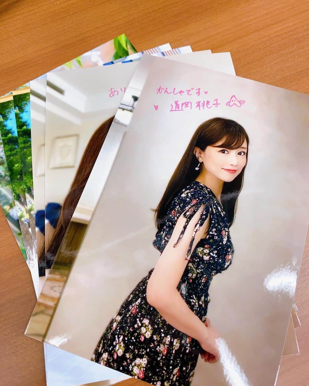 道岡桃子のインスタグラム：「生写真🥰📷  もも組のプレミアム会員様に発送しました！！  感謝のメッセージも一緒に🥰  喜んでもらえるといいなあ💕  写真のリクエストがあれば、教えてくださいね👍  #ファンクラブ  #生写真  #もも組  #アナウンサー」