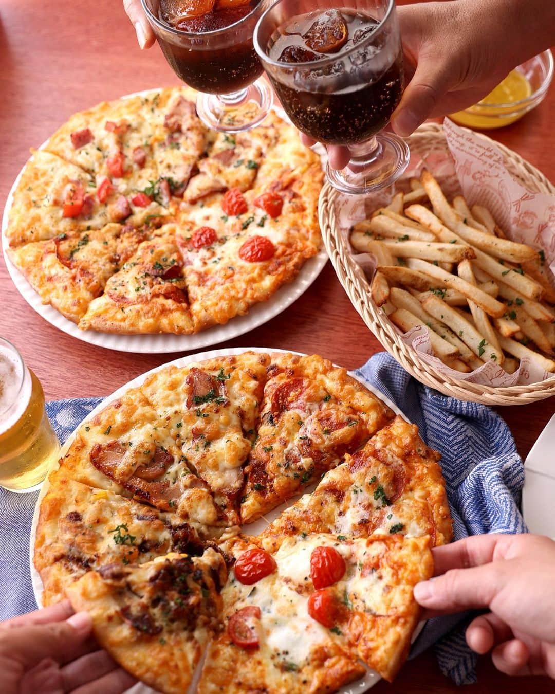 ピザーラのインスタグラム：「【ピザーラが食べたくなったらコメント欄に🍕を書いてね！】  こんばんは！ ピザーラでは現在お得な『パーティーセット』を発売中🎉  夏の新作ピザ、人気No.1、No.2が入ったクォーターピザと、みんな大好きフレンチフライが一緒に食べられちゃう😋  最大 ¥2,020お得なパーティセット✨ ぜひお試しください🍕  -———— ピザーラ公式アカウントでは、PIZZA-LAのお得な最新情報をお届けしています🍕  皆さまもぜひピザーラを食べた際には #ピザーラ#ピザーラお届け のハッシュタグをつけて感想を教えてくださいね✨ お写真をご紹介しちゃうかも？😆 投稿、お待ちしています♪  #pizza_la #ピザ #ピザパーティー #ピザパ #ピザ屋 #ピザ好き #ピザ好きな人と繋がりたい #パーティー料理」