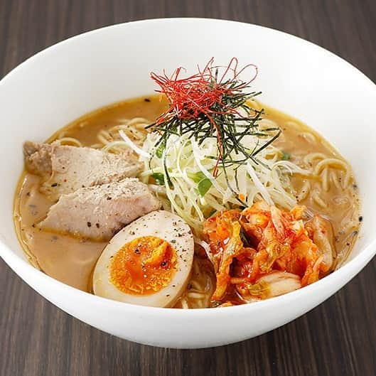 新横浜ラーメン博物館(ramen museum)のインスタグラム：「【YUJI RAMEN 新メニュー情報】  YUJI RAMEN TOKYOの人気メニューが、1日50食限定でラー博店に登場！ 400年の歴史を持つ「宮みそ」を使用した、暑い時期におススメのピリ辛味噌ラーメンです😆  🍜ツナコツ味噌チゲラーメン（1,200円） 🗓️2023年8月22日(火)～28日(月) ⏲15:00～L.O.まで  詳細はコチラ ➡️https://x.gd/4DWYa  #ラー博 #ラーメン博物館 #横浜 #新横浜 #新横浜ラーメン博物館 #ラーメン #中華そば #ラーメン部 #ラーメン女子 #デート #ラー活 #ラーメンインスタグラム #横浜グルメ #昭和レトロ #昭和 #夕焼けの街 #ramen #raumen #あの銘店をもう一度 #銘店シリーズ #アメリカ #ニューヨーク #YUJIRAMEN #YUJI #ツナコツ #ツナコツラーメン #マグロ #ツナコツ味噌チゲラーメン #味噌ラーメン #宮みそ」