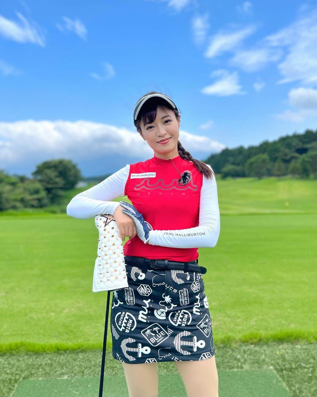 高橋としみのインスタグラム：「晴天☀️  御殿場ひやっぱり東京より涼しい🥺♥️  先日の撮影コーデ⛳️ ウェア　@muta__official  シューズ　@azasgolf  #ゴルフ#ゴルフ女子 #ゴルフウェア #高橋としみ#uuumgolf #ゴルフコーデ#ゴルフ好きな人と繋がりたい」
