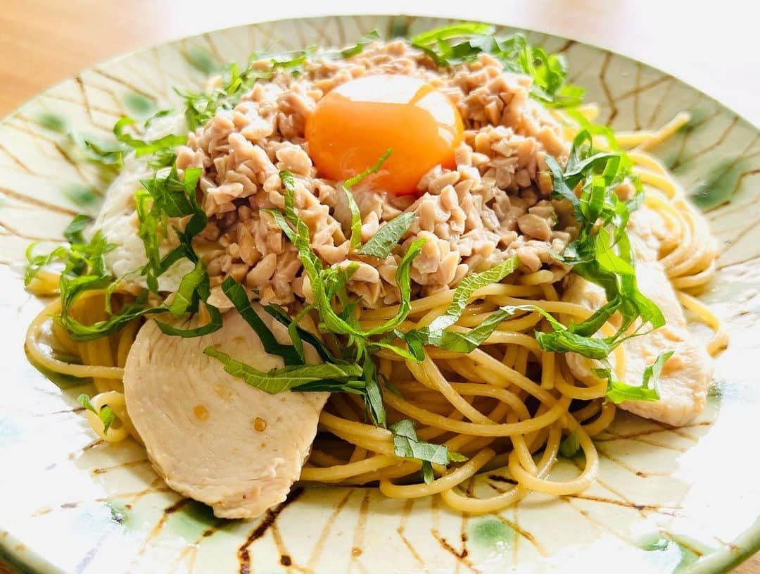 今井翼のインスタグラム：「タンパク質豊富なスパゲッティ  ピエトロのごま醤油ガーリックが 美味しくて欠かせない。  #ピエトロ #おうちパスタ #サラダチキン #卵 #納豆 #大葉 #ちゃちゃっとご飯  #スパゲッティ今井」