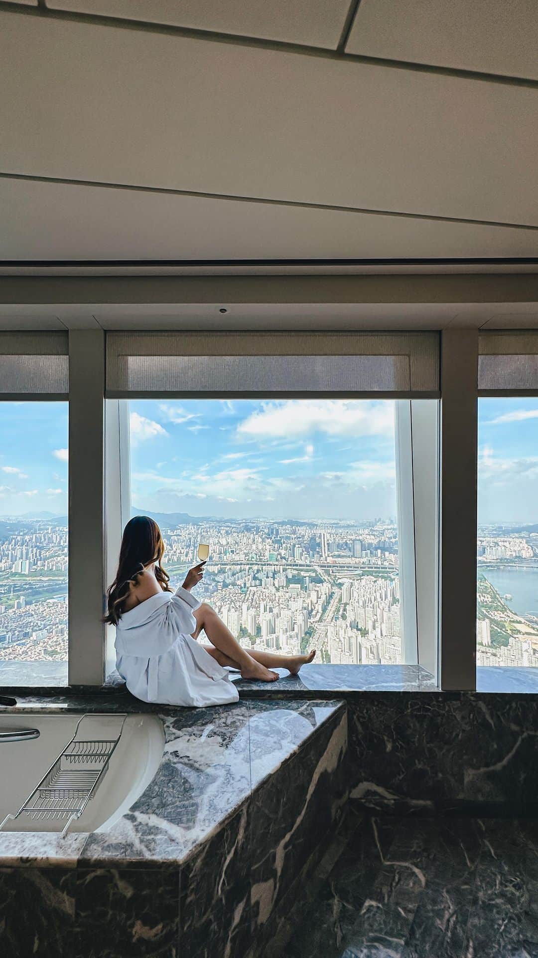 Stella Leeのインスタグラム：「This is possibly hotel with one of the most magnificent views I have ever stayed at. What do you expect, it’s the tallest building in Seoul and I was staying at its 100th floor 🌎 The view is nothing but spectacular and magical ✨✨✨  📍 @signielhotels Seoul」