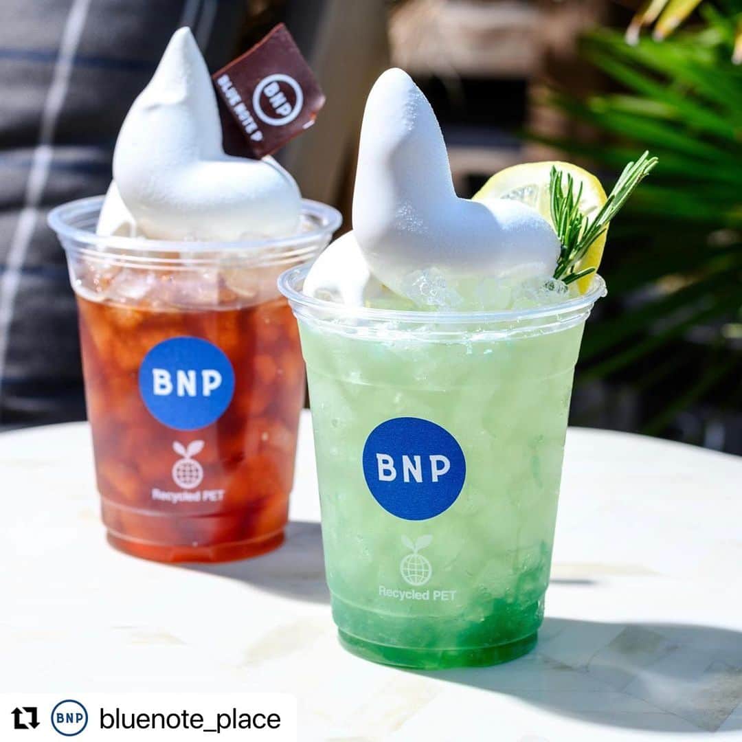 azumiさんのインスタグラム写真 - (azumiInstagram)「8月26,27日に 恵比寿ガーデンプレイスにある @bluenote_place さんの『GOOD MUSIC TERRACE』とお茶コラボイベントが決定しました！🍵 当日はDJに加え、昼間〜夕方テラスにあるスタンドにて飲み物のご提供、夜は2階のバーにてお抹茶の提供をさせていただきます！ 抹茶ビールや極上玉露ハイ、玉露モヒート、抹茶とメロンのカクテル、八女玉露の茶殻を使ったサラダなどご用意しています🍵 （お写真は明日以降✨）  この日は恵比寿ビアホリデーも開催中です！ お天気も良さそうなので、夏の思い出にぜひ！ ソイルの社長 @shachosoilpimp と交代でDJやるよ！  #azumicha #日本茶インストラクター #日本茶アドバイザー   #Repost @bluenote_place  ・・・ ◤EVENT◢ 8月24日(木)〜9月3日(日)開催「GOOD MUSIC TERRACE」の期間中、「BNP STAND」では通常メニューに加え「ニューオリンズフライドチキン」「ベルジアンフリッツ 牧場ディップ」などの期間限定メニューや、オリジナルのクラフトビール「ブルーノートエール」、ナチュラルワイン各種などを販売！  シンガー／DJのAzumi (Wyolica) @xx_azumi_xx とのコラボレーションによる、抹茶・煎茶を使用したカクテルもスタンド/店内にて提供予定です🍃  総勢36名の豪華DJによるグッドミュージックや、BLUE NOTE PLACEの店内で開催されるライブ音響とともに、BNPスタンドのフードやドリンクをお楽しみください🍺🍷  ＜GOOD MUSIC TERRACE by BLUE NOTE PLACE＞ 8月24日(木)〜9月3日(日) @ 恵比寿ガーデンプレイス 時計広場 & BLUE NOTE PLACE テラス/スタンドエリア ※タイムテーブルはWEBイベントページおよびストーリーズハイライトをご覧ください ※YEBISU BEER HOLIDAYの開催期間は8月25日(金)〜9月3日(日) となります ※入場無料 ※荒天の場合は中止となる場合がございます。詳細はBLUE NOTE PLACEのSNSをご確認ください。  ＜FOOD＞ ニューオリンズフライドチキン ¥900 ベルジアンフリッツ 牧場ディップ ¥700 塩昆布ミックスナッツ ¥550 キューバンサンドウィッチ ¥700 ベニエ ¥250(1個) ベニエと北海道ミルクソフト ¥650 and more  ＜DRINK＞ ブルーノートエール ¥850 ナチュラルワイン各種 ¥900〜 BNPレモンスカッシュ ¥650 浅間農園ジュース(もも/りんご/巨峰) ¥650 北大路焙煎室 ブレンドコーヒー (ホット・アイス) ¥550 and more  @yebisu_garden_place  #bluenoteplace #ブルーノートプレイス #YEBISUBEERHOLIDAY #ヱビスビアホリデー」8月21日 18時13分 - xx_azumi_xx
