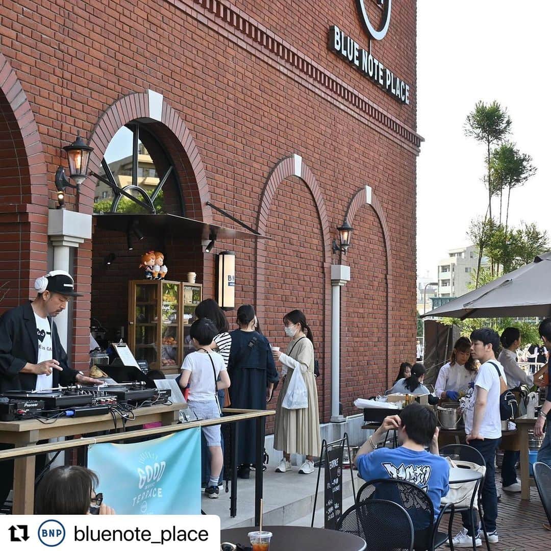 azumiさんのインスタグラム写真 - (azumiInstagram)「8月26,27日に 恵比寿ガーデンプレイスにある @bluenote_place さんの『GOOD MUSIC TERRACE』とお茶コラボイベントが決定しました！🍵 当日はDJに加え、昼間〜夕方テラスにあるスタンドにて飲み物のご提供、夜は2階のバーにてお抹茶の提供をさせていただきます！ 抹茶ビールや極上玉露ハイ、玉露モヒート、抹茶とメロンのカクテル、八女玉露の茶殻を使ったサラダなどご用意しています🍵 （お写真は明日以降✨）  この日は恵比寿ビアホリデーも開催中です！ お天気も良さそうなので、夏の思い出にぜひ！ ソイルの社長 @shachosoilpimp と交代でDJやるよ！  #azumicha #日本茶インストラクター #日本茶アドバイザー   #Repost @bluenote_place  ・・・ ◤EVENT◢ 8月24日(木)〜9月3日(日)開催「GOOD MUSIC TERRACE」の期間中、「BNP STAND」では通常メニューに加え「ニューオリンズフライドチキン」「ベルジアンフリッツ 牧場ディップ」などの期間限定メニューや、オリジナルのクラフトビール「ブルーノートエール」、ナチュラルワイン各種などを販売！  シンガー／DJのAzumi (Wyolica) @xx_azumi_xx とのコラボレーションによる、抹茶・煎茶を使用したカクテルもスタンド/店内にて提供予定です🍃  総勢36名の豪華DJによるグッドミュージックや、BLUE NOTE PLACEの店内で開催されるライブ音響とともに、BNPスタンドのフードやドリンクをお楽しみください🍺🍷  ＜GOOD MUSIC TERRACE by BLUE NOTE PLACE＞ 8月24日(木)〜9月3日(日) @ 恵比寿ガーデンプレイス 時計広場 & BLUE NOTE PLACE テラス/スタンドエリア ※タイムテーブルはWEBイベントページおよびストーリーズハイライトをご覧ください ※YEBISU BEER HOLIDAYの開催期間は8月25日(金)〜9月3日(日) となります ※入場無料 ※荒天の場合は中止となる場合がございます。詳細はBLUE NOTE PLACEのSNSをご確認ください。  ＜FOOD＞ ニューオリンズフライドチキン ¥900 ベルジアンフリッツ 牧場ディップ ¥700 塩昆布ミックスナッツ ¥550 キューバンサンドウィッチ ¥700 ベニエ ¥250(1個) ベニエと北海道ミルクソフト ¥650 and more  ＜DRINK＞ ブルーノートエール ¥850 ナチュラルワイン各種 ¥900〜 BNPレモンスカッシュ ¥650 浅間農園ジュース(もも/りんご/巨峰) ¥650 北大路焙煎室 ブレンドコーヒー (ホット・アイス) ¥550 and more  @yebisu_garden_place  #bluenoteplace #ブルーノートプレイス #YEBISUBEERHOLIDAY #ヱビスビアホリデー」8月21日 18時13分 - xx_azumi_xx