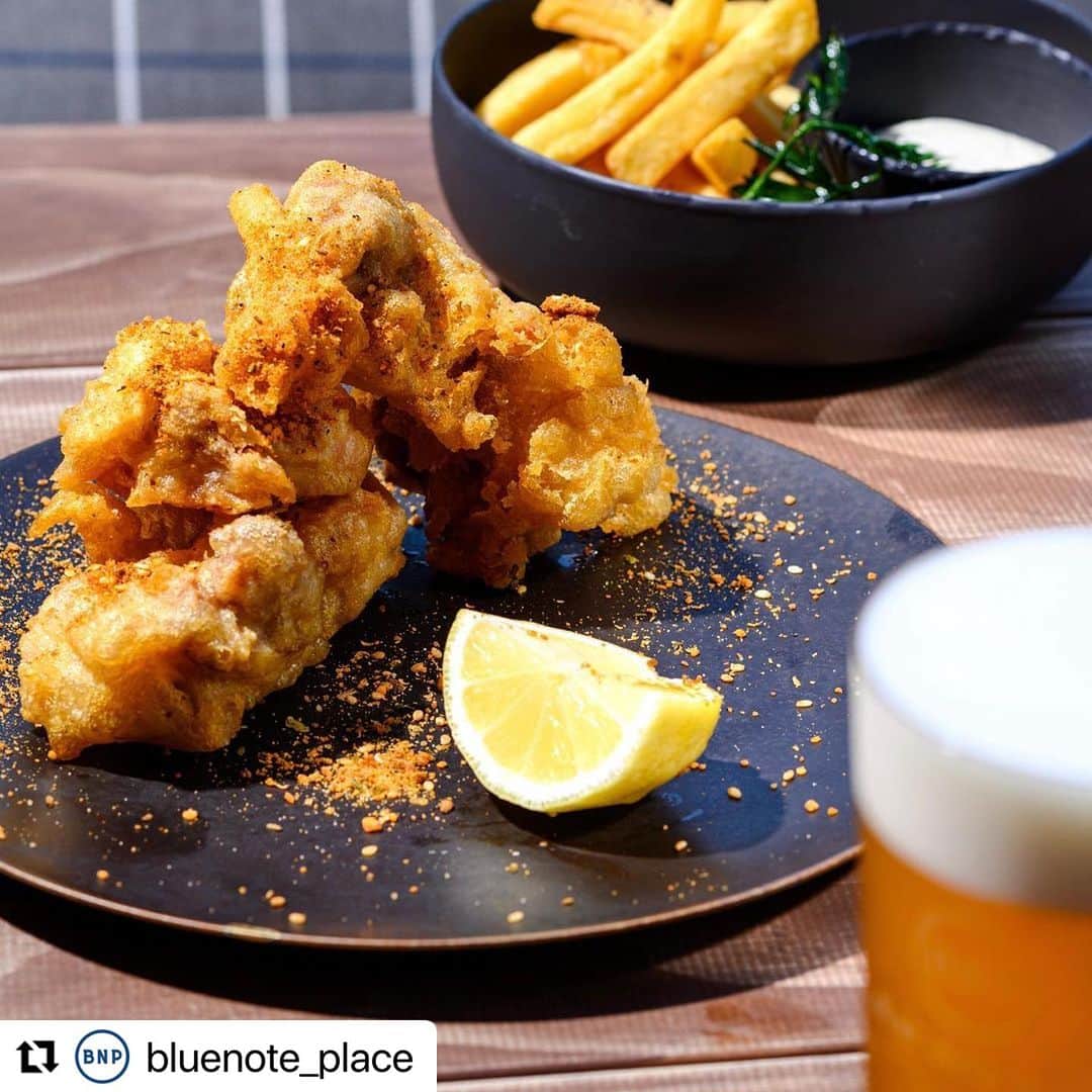 azumiさんのインスタグラム写真 - (azumiInstagram)「8月26,27日に 恵比寿ガーデンプレイスにある @bluenote_place さんの『GOOD MUSIC TERRACE』とお茶コラボイベントが決定しました！🍵 当日はDJに加え、昼間〜夕方テラスにあるスタンドにて飲み物のご提供、夜は2階のバーにてお抹茶の提供をさせていただきます！ 抹茶ビールや極上玉露ハイ、玉露モヒート、抹茶とメロンのカクテル、八女玉露の茶殻を使ったサラダなどご用意しています🍵 （お写真は明日以降✨）  この日は恵比寿ビアホリデーも開催中です！ お天気も良さそうなので、夏の思い出にぜひ！ ソイルの社長 @shachosoilpimp と交代でDJやるよ！  #azumicha #日本茶インストラクター #日本茶アドバイザー   #Repost @bluenote_place  ・・・ ◤EVENT◢ 8月24日(木)〜9月3日(日)開催「GOOD MUSIC TERRACE」の期間中、「BNP STAND」では通常メニューに加え「ニューオリンズフライドチキン」「ベルジアンフリッツ 牧場ディップ」などの期間限定メニューや、オリジナルのクラフトビール「ブルーノートエール」、ナチュラルワイン各種などを販売！  シンガー／DJのAzumi (Wyolica) @xx_azumi_xx とのコラボレーションによる、抹茶・煎茶を使用したカクテルもスタンド/店内にて提供予定です🍃  総勢36名の豪華DJによるグッドミュージックや、BLUE NOTE PLACEの店内で開催されるライブ音響とともに、BNPスタンドのフードやドリンクをお楽しみください🍺🍷  ＜GOOD MUSIC TERRACE by BLUE NOTE PLACE＞ 8月24日(木)〜9月3日(日) @ 恵比寿ガーデンプレイス 時計広場 & BLUE NOTE PLACE テラス/スタンドエリア ※タイムテーブルはWEBイベントページおよびストーリーズハイライトをご覧ください ※YEBISU BEER HOLIDAYの開催期間は8月25日(金)〜9月3日(日) となります ※入場無料 ※荒天の場合は中止となる場合がございます。詳細はBLUE NOTE PLACEのSNSをご確認ください。  ＜FOOD＞ ニューオリンズフライドチキン ¥900 ベルジアンフリッツ 牧場ディップ ¥700 塩昆布ミックスナッツ ¥550 キューバンサンドウィッチ ¥700 ベニエ ¥250(1個) ベニエと北海道ミルクソフト ¥650 and more  ＜DRINK＞ ブルーノートエール ¥850 ナチュラルワイン各種 ¥900〜 BNPレモンスカッシュ ¥650 浅間農園ジュース(もも/りんご/巨峰) ¥650 北大路焙煎室 ブレンドコーヒー (ホット・アイス) ¥550 and more  @yebisu_garden_place  #bluenoteplace #ブルーノートプレイス #YEBISUBEERHOLIDAY #ヱビスビアホリデー」8月21日 18時13分 - xx_azumi_xx