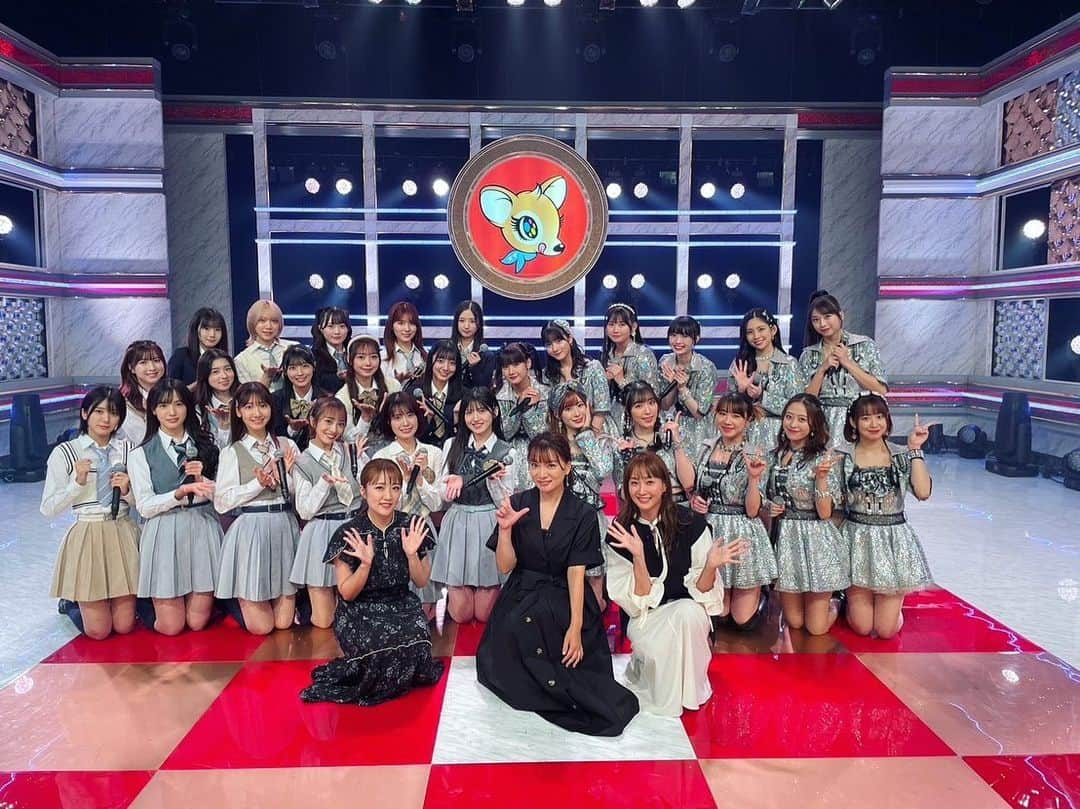 保田圭のインスタグラム：「先日の放送見てくださった皆様 ありがとうございました🙏  AKB48の皆さん そして モーニング娘。’23のみんなの パフォーマンス すごくすごく素敵でした✨  間近で見させてもらっていたら 夏先生との思い出が ワーーーッと蘇ってきて 涙が止まりませんでした😢  偉大な方に 振り付けをして頂いていたんだと… 改めて感じました🍀  収録終わりに撮った 貴重な写真❤️  みんなに気を使わせてしまって 私センター😂  恐縮です🙏✨  #金スマ #夏まゆみ先生」