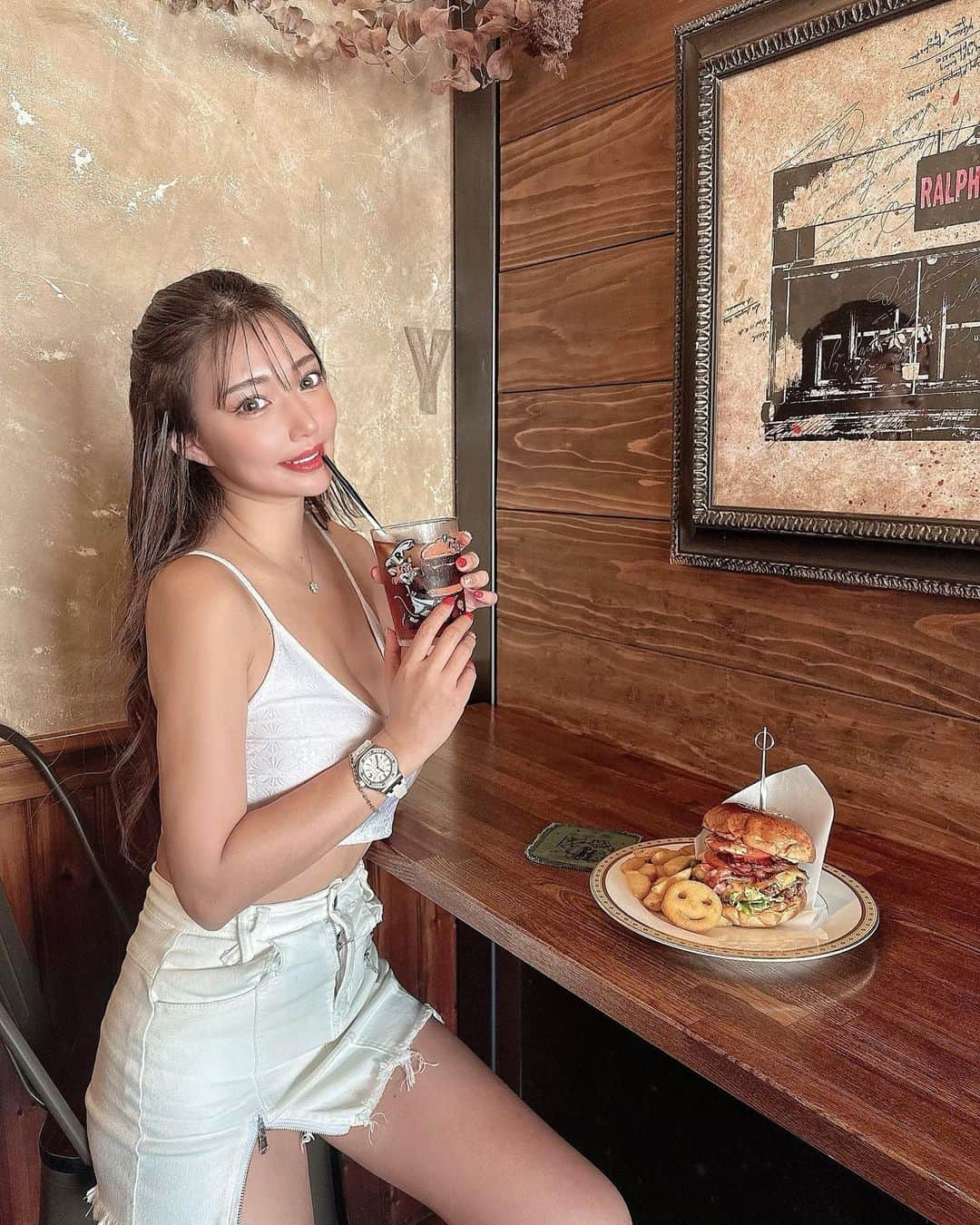 桃瀬とものインスタグラム：「🍔🥤 #ラルフズバーガー #ralph'sburgerrestaurant #ハンバーガー #🍔 #沖縄 #沖縄グルメ」