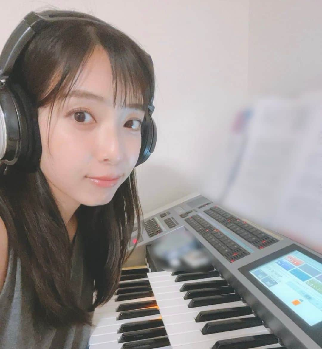 小椋寛子さんのインスタグラム写真 - (小椋寛子Instagram)「練習中です☺️🎹 明日19:30〜月エレマンスリーライブ ヤマハのYouTubeで生配信されます♪ 柴田友輔さんと安達香織さんに久しぶりにお会いできるの楽しみです☺️ 是非ご視聴ください✨  先日髪型変えました💇‍♀️前髪作りました💇‍♀️ カラーはいつもより暗めです😌 月エレマンスリーライブまでに何とかしたいと思ってたので行けてよかった🥹 amelieさんいつもありがとうございます🙇‍♀️✨  #エレクトーン #月エレ #月刊エレクトーン #月エレマンスリーライブ #amelie  #アメリ #梅田美容院 #梅田美容室」8月21日 18時16分 - ogura_hiroko