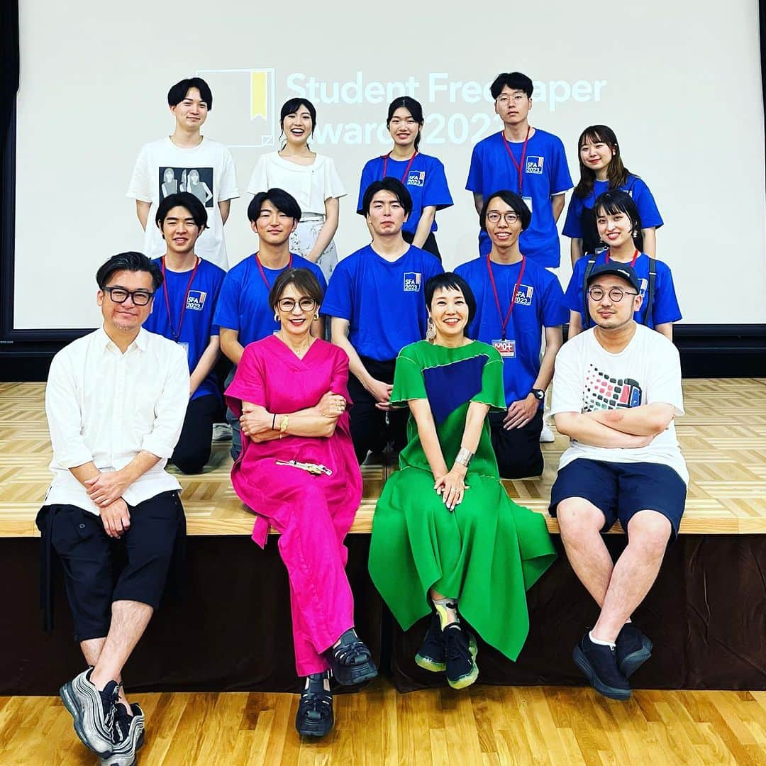 田中杏子さんのインスタグラム写真 - (田中杏子Instagram)「昨日はStudent Freepaper Award 2033の表彰式でした。ここに至るまでに26のフリーペーパーをじっくり読み込み、評価基準に沿って採点し講評し、選んだ特別賞と高得点の金、銀、銅賞授与するというカロリー高めの大役を担った夏でしたー。  若い人の紙離れが顕著な現在だからこそ、紙での表現に挑む学生さんの想いはとても貴重。製作に注がれるエネルギーも熱量も高く、審査する側でありながら同時に多くの学びもいただきました。  皆さま、お疲れ様でした！ #studentfreepaperaward2023」8月21日 18時21分 - akoakotanaka