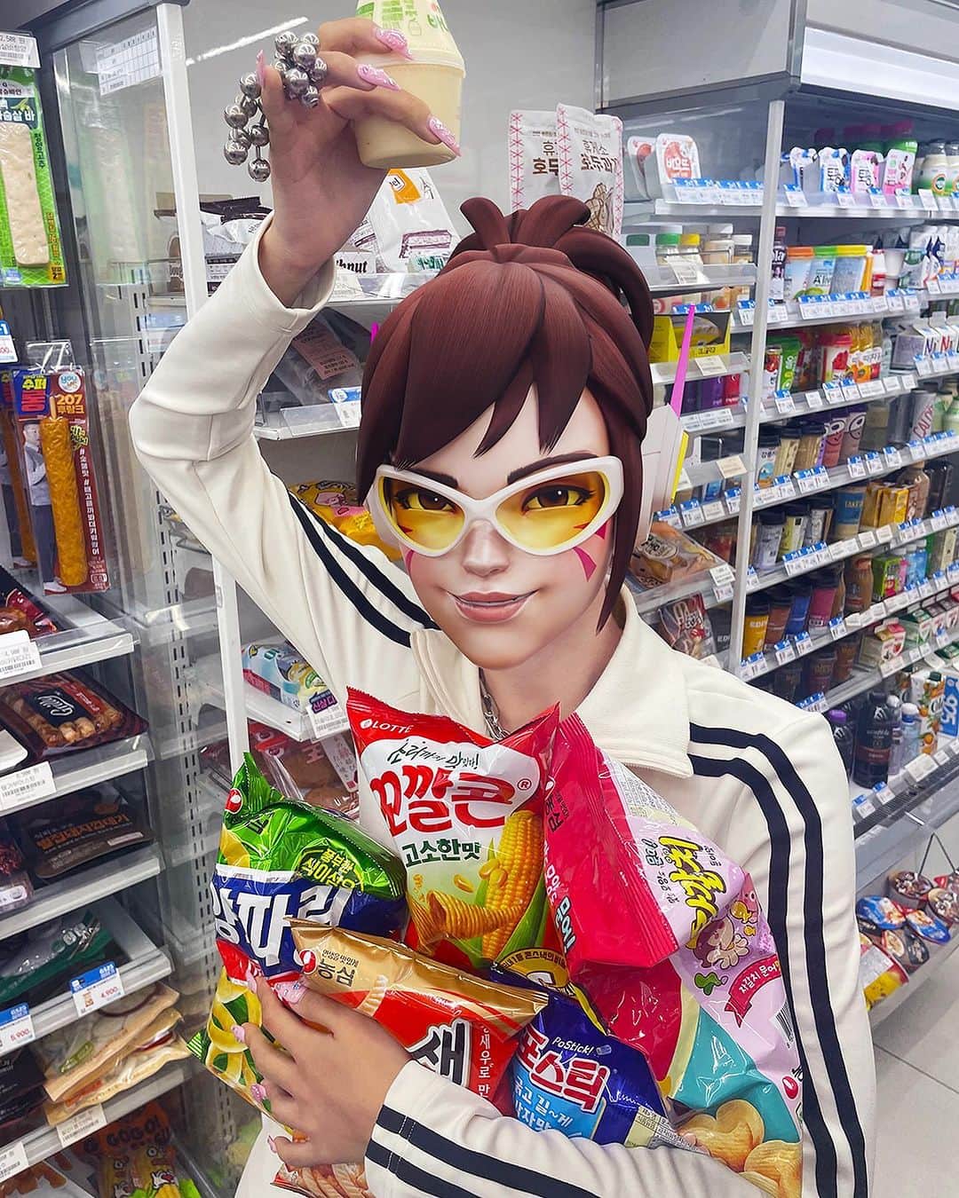 GENTLE MONSTERさんのインスタグラム写真 - (GENTLE MONSTERInstagram)「× Overwatch 2 filter challenge🕹 ⠀ Day2 in Seoul🇰🇷🏃🏻‍♀️ City full of good food and good vibes🐰 Vote now in story👆🏻 Only D-🔟 left to participate in the filter challenge event🕶 ⠀ Share your daily life with the filter for a chance to win the special edition package with exclusive eyewear and limited collaboration game skin. ⠀ 서울에서의 둘째 날🇰🇷🏃🏻‍♀️ 맛있는 것들과 재밌는 것들로 넘쳐나는 서울🐰 스토리에서 투표 중이야👆🏻 필터 챌린지 완료까지 D-🔟🕶 ⠀ 필터를 활용하여 당신의 일상을 공유해 주세요. 가장 특별한 컨텐츠를 만든 우승자들에게는 협업 아이웨어와 리미티드 게임 스킨을 받을 수 있는 코드가 포함된 스페셜 에디션 패키지를 상품을 보내드립니다. ⠀ ⠀ #GENTLEMONSTERXOVERWATCH2 #GENTLEMONSTER #OVERWATCH2」8月21日 18時24分 - gentlemonster