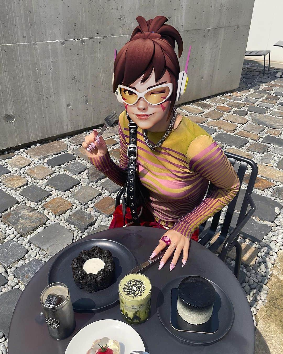 GENTLE MONSTERのインスタグラム：「× Overwatch 2 filter challenge🕹 ⠀ Day2 in Seoul🇰🇷🏃🏻‍♀️ City full of good food and good vibes🐰 Vote now in story👆🏻 Only D-🔟 left to participate in the filter challenge event🕶 ⠀ Share your daily life with the filter for a chance to win the special edition package with exclusive eyewear and limited collaboration game skin. ⠀ 서울에서의 둘째 날🇰🇷🏃🏻‍♀️ 맛있는 것들과 재밌는 것들로 넘쳐나는 서울🐰 스토리에서 투표 중이야👆🏻 필터 챌린지 완료까지 D-🔟🕶 ⠀ 필터를 활용하여 당신의 일상을 공유해 주세요. 가장 특별한 컨텐츠를 만든 우승자들에게는 협업 아이웨어와 리미티드 게임 스킨을 받을 수 있는 코드가 포함된 스페셜 에디션 패키지를 상품을 보내드립니다. ⠀ ⠀ #GENTLEMONSTERXOVERWATCH2 #GENTLEMONSTER #OVERWATCH2」