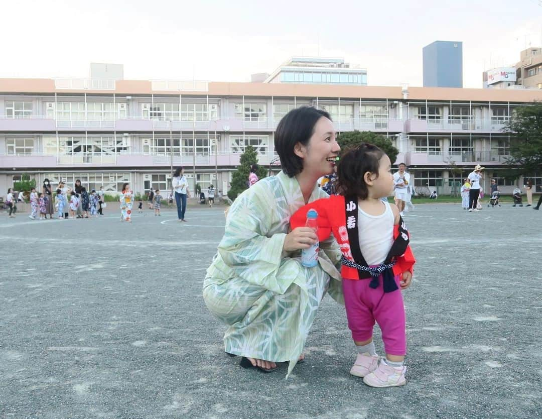 泉水はる佳のインスタグラム：「・ 母校の校庭を会場に行われた地域の盆踊り。  実は私、盆踊り大好き女でございます☺️ これは子どもの頃地域の盆踊りが最高に楽しいものだったというありがたい記憶によるものです。 夏休みは、盆踊りに向けて子ども会の子どもは社務所に集まり、太鼓を練習するんです。 最初はタイヤで練習し、上手くなると太鼓を叩かせてもらえます。 近所のお兄ちゃんお姉ちゃんたちと一緒になるのもなんだかわくわくしました。 一丁前に手にはテーピングをして。 社務所の畳の匂いと、タイヤのゴムの匂いと、指と指の間の汗臭さと…はぁ懐かしい😮‍💨最高。 炭坑節とか二十一世紀音頭とか都はるみさんの親子三代千葉おどりも好き…音が流れてきたらもうじっとしていられません。血が騒ぎます🔥 やぐらの上で本番用の大きな太鼓を叩いた時の興奮。 法被も肩までたくし上げちゃったりして。 本当にいい思い出です🫶🏻  今回は昔のようなやぐらはなく、円の中心にある太鼓は、「叩きたい人がいたらどうぞ〜」ということで… 大人だからしばらくは我慢していましたが、じりじりじりじり円の中心に引き寄せられていき… 子どもたちに混じって少しだけ叩かせてもらいました。  「お上手な方がいらっしゃいました〜」とマイクを握る女性から褒められ、ご満悦。笑  その後、駒井さん @komai_ayumi にお会いできたり、「泉水先輩！」とテニス部の後輩が声をかけてくれたりして。 近所のお祭りって知ってる顔が集まって、やっぱりいいなと思いました🥰  浴衣も着られてもうこの夏は満足！ 母が着付けてくれましたが、これからは自分でできるようまたゆっくり教えてもらいたいと思います。  はぁ…夏が終わりますね🥹🎐  #盆踊り #千葉県 #千葉 #浴衣 #太鼓 #お祭り #夏の思い出 #夏の終わり」