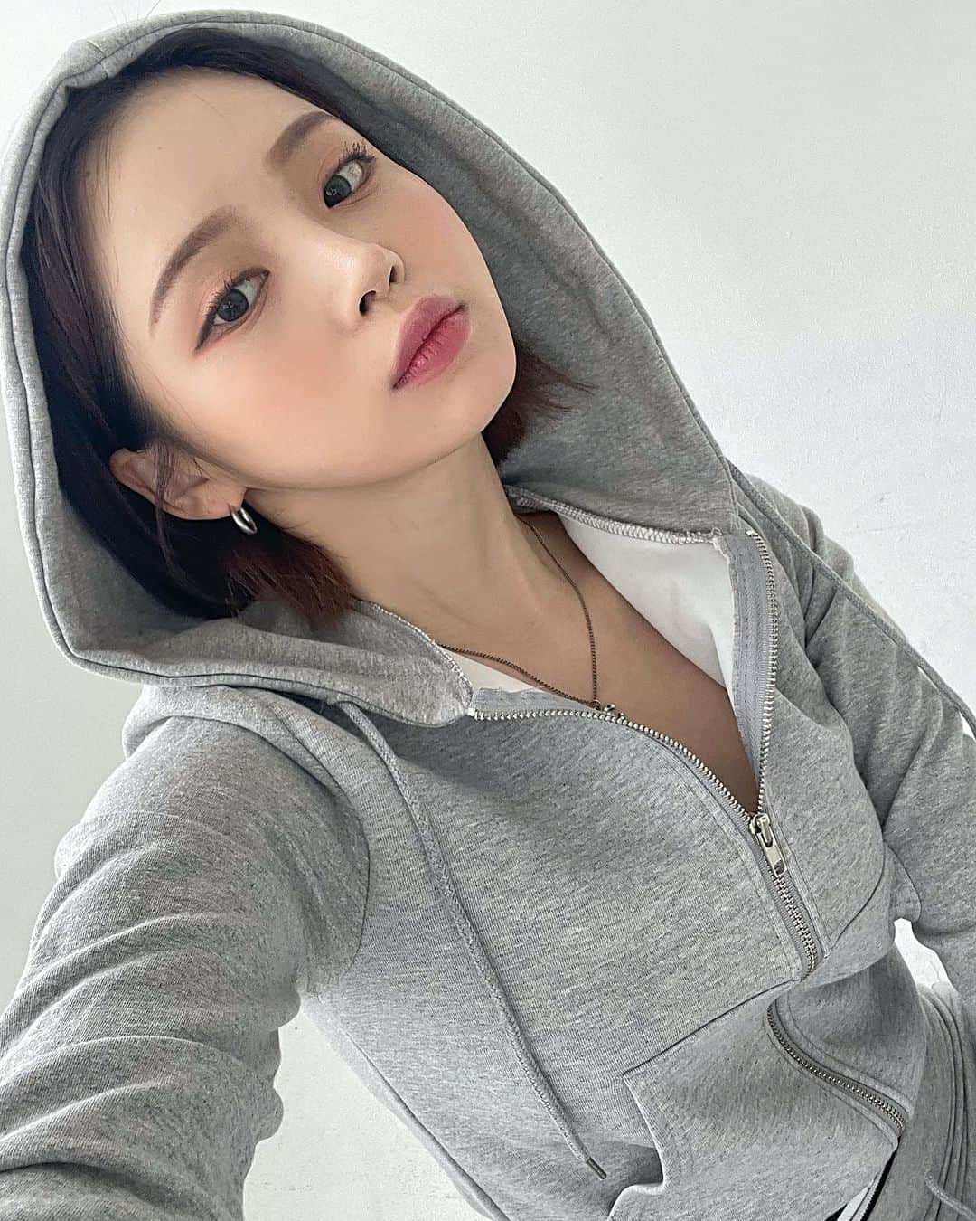 Yoonbitnaのインスタグラム：「제가 다니는 피부과는 유라인이에용! .  유라인 클리닉에서 관리 받은 2회차! 미리 예약하고 가면 기다리지 않고, 짧은 시간에 시술 받을 수 있어서 너무 좋아요..🥺🥹🫶🏻 얼굴 부기가 자주 붓는데 브이컷 덕분에  라인은 계속 유지할 수 있으니 더 좋음..♥️  남은 회차까지 열심히 받으려구😽 . #유라인클리닉 #브이컷주사 #컷주사 #윤곽주사 #지방분해주사 #유라인의원 #관리하는여자 #모델 #selfie」