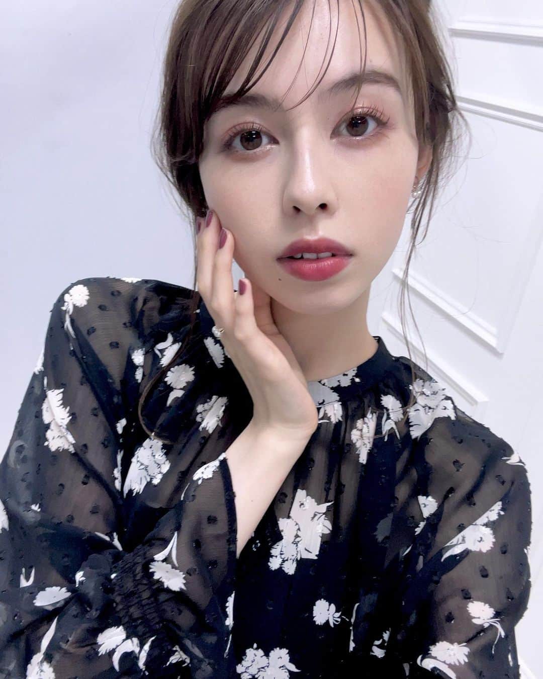 マイヤーズ江玲奈のインスタグラム：「楽しい撮影🩷💜💛  @couturebrooch_official  @midori_hm  美味しいご飯屋さん教えてもらったので直ぐに行きたい🙌  #クチュールブローチ #couturebrooch」