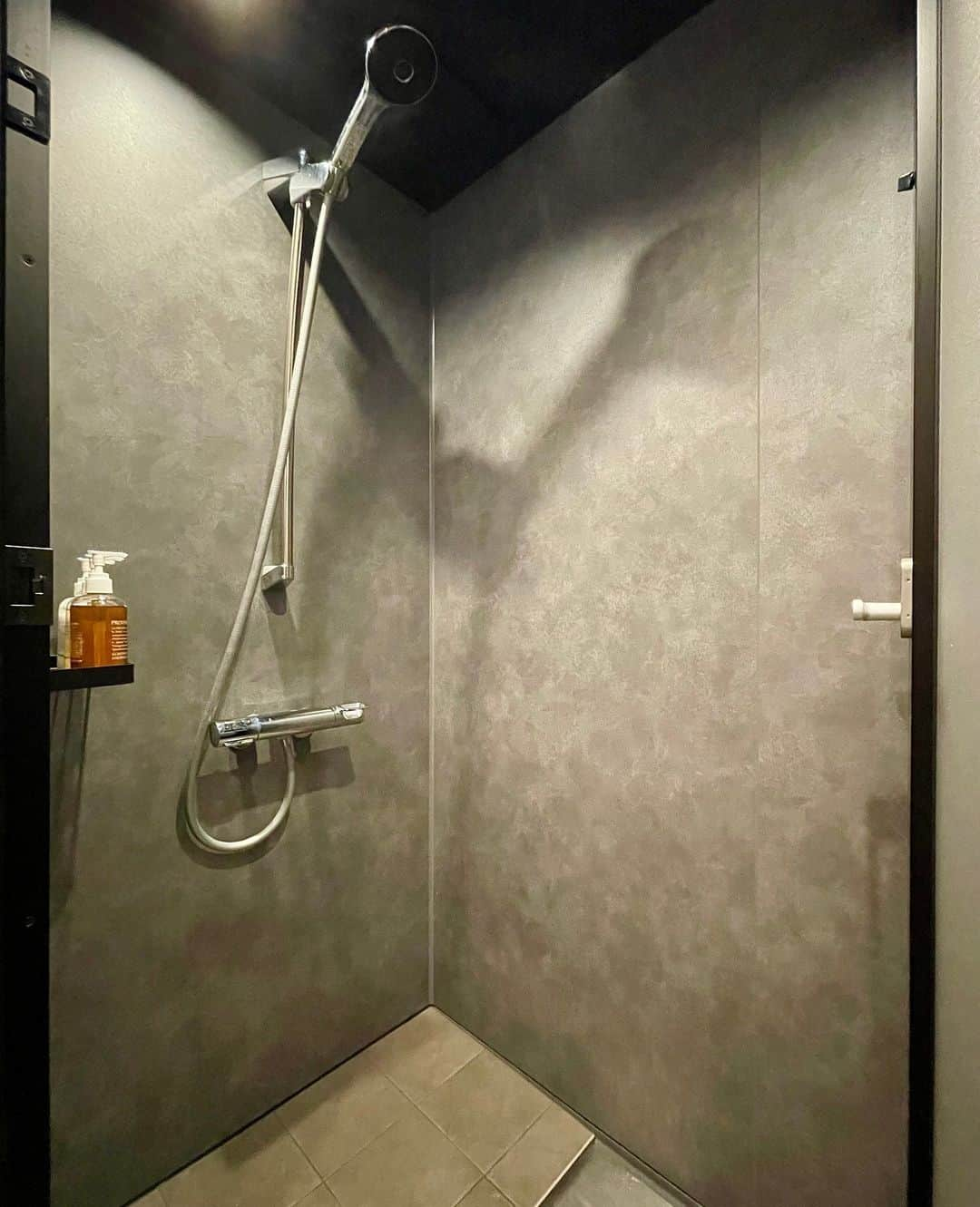 hotelgraphynezuさんのインスタグラム写真 - (hotelgraphynezuInstagram)「［LUXURIOUS SHARED SHOWER ROOM］⁠ ⁠ Did you know we have room with AND without bathroom in the room?⁠ ⁠ If you would like to save some money while traveling, the dormitory room and the semi-double room are the best options !⁠ ⁠ How about the shower room then?⁠ ⁠ No panic!⁠ Fully restored this year, you can enjoy a comfortable and stylish shower room area, 3rd floor for women and 2nd floor for men.⁠ ⁠ Toilets are located in each floor so be sure to find one on the same floor as the room you have been assigned to.⁠ ⁠ ⁠ ーーーーーーー⁠ ⁠ ⁠ ［贅沢な共用バスルームがあるホテル］⁠ ⁠ 当ホテルのお部屋には、バスルーム付きの部屋とバスルームなしの部屋の2種類があるのをご存知ですか？⁠ ⁠ 旅行の費用を抑えたいなら、ドミトリールームやセミダブルルームがおすすめです！⁠ ⁠ では、共用のシャワールームはどうでしょう？⁠ ⁠ ご安心ください！⁠ 今年全面リニューアルし、3階女性専用、2階男性専用の快適でスタイリッシュなシャワールームエリアのご利用いただけます。⁠ ⁠ トイレは各階にございますので、お客様の部屋と同じ階にあることをご確認くださいませ♪⁠ ⁠ ⁠ ⁠ ⁠ ⁠ .⁠ .⁠ .⁠ ⁠ ⁠ #explorelively #hotelgraphynezu #lifestylehotel⁠ #instatravel #tokyohotel #tokyohostel #tokyoguesthouse #uenohotel #gotojapan #japantravel #nezu #luxuryhostel⁠ #ホテルグラフィー根津 #根津 #上野ホテル #東京ホステル #東京ホテル #東京ゲストハウス #ライフスタイルホテル #お得な滞在 #人と繋がりたい #共用バスルーム #シャワールーム #リニューアル #デザインがお洒落」8月21日 18時30分 - hotelgraphy_nezu