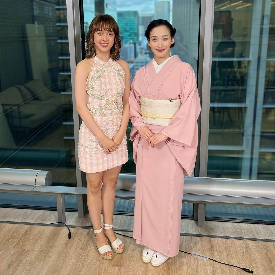 蘭乃はなさんのインスタグラム写真 - (蘭乃はなInstagram)「クララ・ムーセーニュさんと☺︎  産経新聞社さんの取材で、今をときめくバレリーナ・クララムーセーニュさんと対談させていただきました！  世界最古のバレエ団で躍進を続けるクララさん。 幼少期からどんな風に過ごしてきたのか、日頃どのようにバレエと向き合ってるのか、興味津々☺︎  話は宝塚とバレエ・フランスとの関係、バレエと日本舞踊の共通点や違いにまで膨らみました！  バレエや宝塚、日本舞踊が好きな方にも「えー！」とか「へぇー！」とか…そんな風に思ってもらえるだろうという話も…！  クララさん、朗らかでチャーミングでお話しできてとっても嬉しかったです☺︎  皆様お楽しみに！！！  #バレエ #宝塚 #日本舞踊  #ダンス #舞台  #ballet #takarazuka  #dance #stage」8月21日 18時32分 - rannohana_official