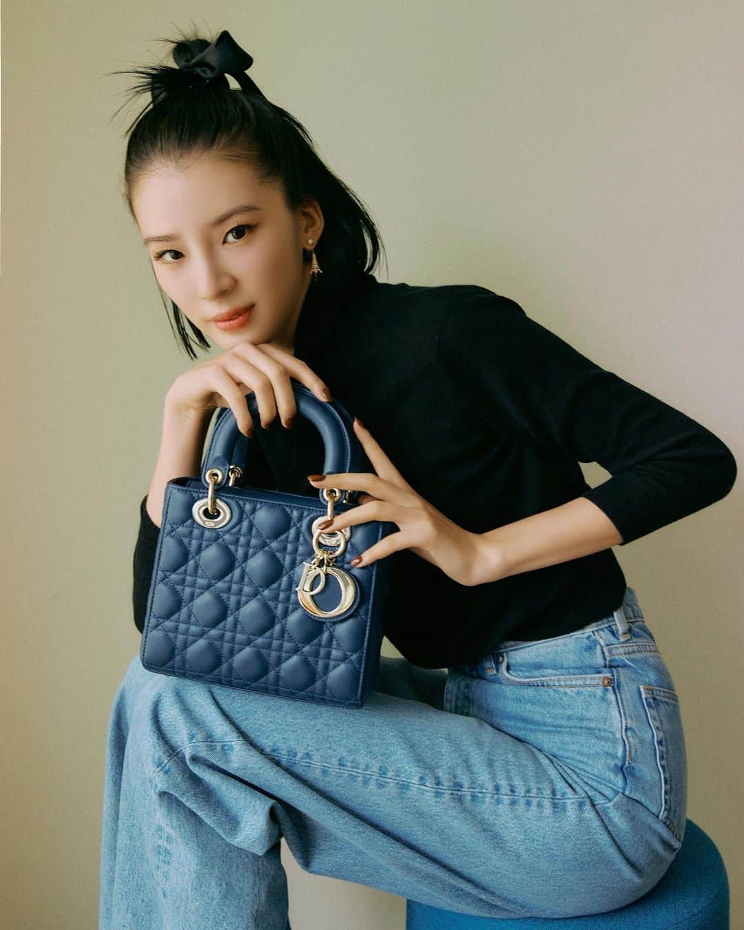 アイリーン・キムのインスタグラム：「‘Lady Dior Celebration’ 전시가 9월 2일 디올 성수에서 선보입니다. 한국 아티스트의 작품도 만나 볼 수 있다고 벌써 부터 기대가 되네요🤍   The iconic Lady Dior is being celebrated in an exhibition in Seoul at Dior Seongsu. I’m so excited to see the Lady Dior interpretations by notable figures in the Korean and contemporary art scene. Opens September 2nd through September 17th.   #광고 @Dior #LadyDior」