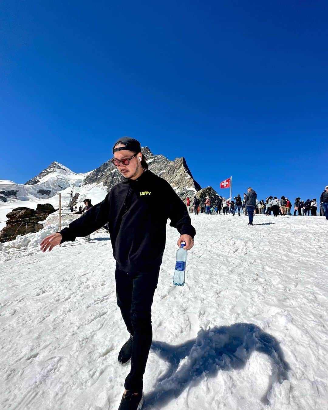 高野勇樹のインスタグラム：「標高3454m ヨーロッパTOPの山で転ぶ1秒前  #jungfraujoch  #switzerland  #スイス  #ユングラウヨッホ  #スイス旅行」