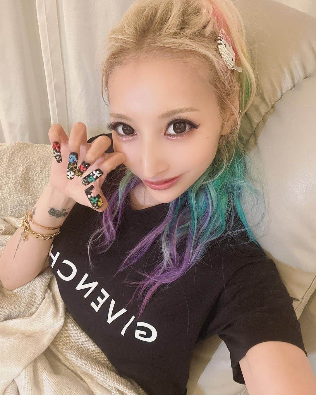 のインスタグラム：「ネイル💅チェンジ♡ ド派手で折れにくくなりました❤️ パーツからえりさん @revia_eri が作ってくれた🥺  #ネイル」