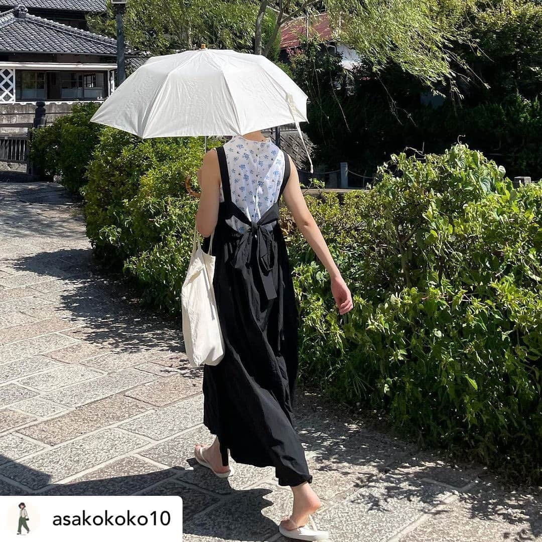 havaianas_japanさんのインスタグラム写真 - (havaianas_japanInstagram)「Posted @withregram • @asakokoko10 . 静岡行ったときの服。 海も行くからと買ったハワイアナスのビーサン、歩いてても全然痛くならなくてめっちゃよかった🥹 鼻緒が細くて、女性らしい雰囲気がお気に入りです。  お洋服は、お気に入りの花柄トップスにワンピースでお気に入り詰め込みでした🌻リフレッシュできた〜  umbrella... @traditionalweatherwear  top... @rhodolirion_official  onepiece... @shinzone_official  bag... used sandals... @havaianas.japan  . . . . . . #fashion #fudge #cluel #code #outfit #ootd #wear #codenate #今日のコーデ #오오티디 #데일리룩 #패션 #fudge部 #クルーエル女子 #rhodorilion #shinzone #traditionalweatherwear #havaianas #ジャンパースカート #ビーサン」8月21日 18時46分 - havaianas.japan