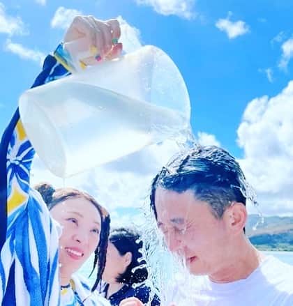 有吉弘行のインスタグラム：「フワに水かけられてますね。 これは炎上ですね。」