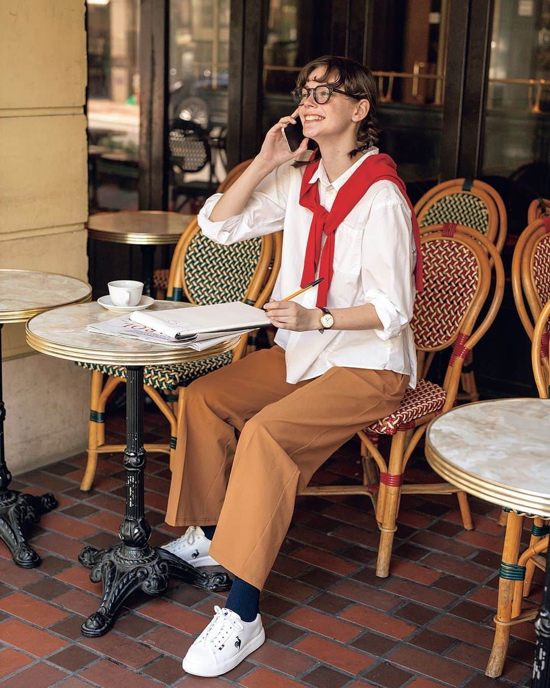 FUDGEのインスタグラム：「‣ ‣ ‣《ルコックスポルティフ》で見つける、Kikiの好きなスニーカー @lecoqsportif_japan  毎日大好きなカフェを訪れるのが Kiki の日課。 そんな彼女にはお気に入りがもうひとつ、 それは《ルコックスポルティフ》のスニーカー。 日々変化するスタイリングに寄り添いながら、 足にも優しい優秀さに惚れ込んだのだ。  ラウンドトゥでゆったりとした履き心地ながら、スマートなシルエットを叶える「LCS フルシュ PF」は、お仕事dayにもってこい。吸汗速乾性のあるインソールや、透湿防水性に優れたシュータンのおかげで、足のムレが気にならないから、外回りだって快適 ! クリーンな白シャツと綺麗めなスラックスを合わせ ることで、都会的な雰囲気が漂います。  ✔︎ #スニーカー ¥9900 ✔︎ #パンツ ¥8690 ともに le coq sportif(デサントジャパンお客様相談室) @lecoqsportif_japan  #lecoqsportif #ルコックスポルティフ #ルコック  - - - - - - - - - - - - - - - 『FUDGE』2023年9月号は『 PARIS & LONDON SNAP! パリジェンヌとロンドンガールをスナップ! スナップ!! スナップ!!! 』特集全国の書店、コンビニ、webで人気販売中です！◎ ぜひ最新号をゲットして @fudge_magazine をタグ付けしてくださいね！  《FUDGEの他のアカウントも更新中》 ⌎men'sFUDGE @mensfudge ⌎snap @fudge_snap ⌎online store @fudge_online_store  ⌎friend @fudge_friend  ⌎coffee @fudge_coffee  #fudge #ファッジ #fudge_magazine #洋服好きな人と繋がりたい #服好き #おしゃれ女子 #おしゃれ好き #お洒落好き #お洒落女子 #シャツ #Tシャツ #靴 #トップス #コーディネート #カジュアルコーデ #夏コーデ」