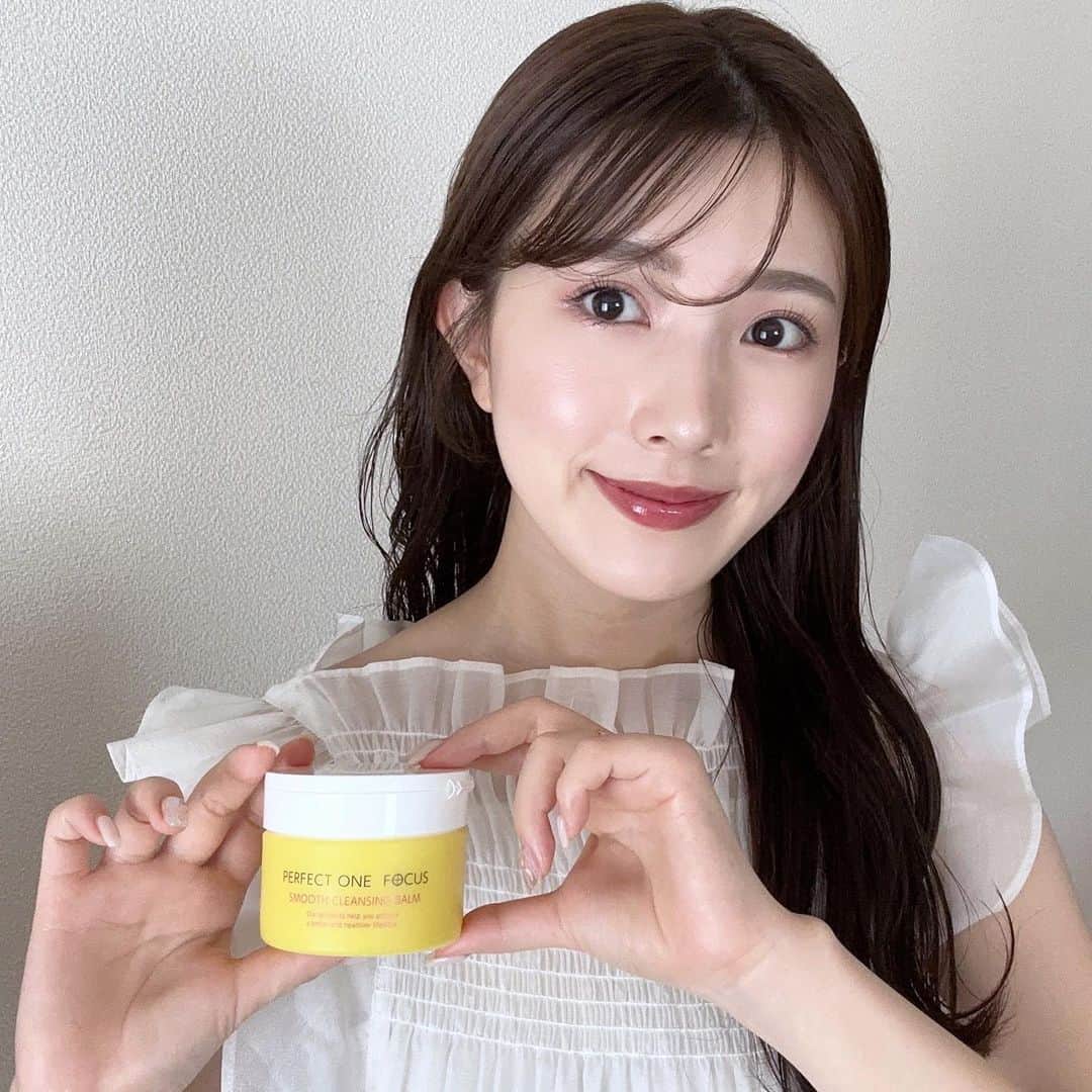 濱田あおいのインスタグラム：「. . 結婚式に向けて準備でバタバタしているので 最近は時短ケアできるアイテムを選びがち🌼 そんな時にぴったりなおすすめアイテム見つけた🤍  ✔︎ パーフェクトワンフォーカス スムースクレンジング バーム ¥2970（税込）  さくっと夜のケアを済ませたい時に 選ぶことが多いこちら🙋🏻‍♀️✨ W洗顔&乳化不要で時短できるところが 嬉しいポイント◎  柔らかなテクスチャーで、じゅわっと 素早くとろけて肌に馴染んでくれるよーっ🤍 そしてしっとりとした洗い上がりに🫧  夏って毛穴が気になるってお悩みを とってもよく聞くんだけど！ メイク落とす時に、毛穴の黒ずみ汚れや角栓も 一緒にキレイに落としたい方にもおすすめ✨ クレンジングしながら、他のケアも 叶えられるところも魅力のひとつ🕊️  また使いながら香りにも癒されるの！！ ベルガモット・オレンジの精油を 100%使用しているそうで、柑橘系の良い 香りを感じられるよーっ🍊✨  #PR#クレンジングバーム#パーフェクトワンフォーカス#スムースクレンジングバーム#スキンケア#おすすめスキンケア#時短スキンケア#毛穴ケア」