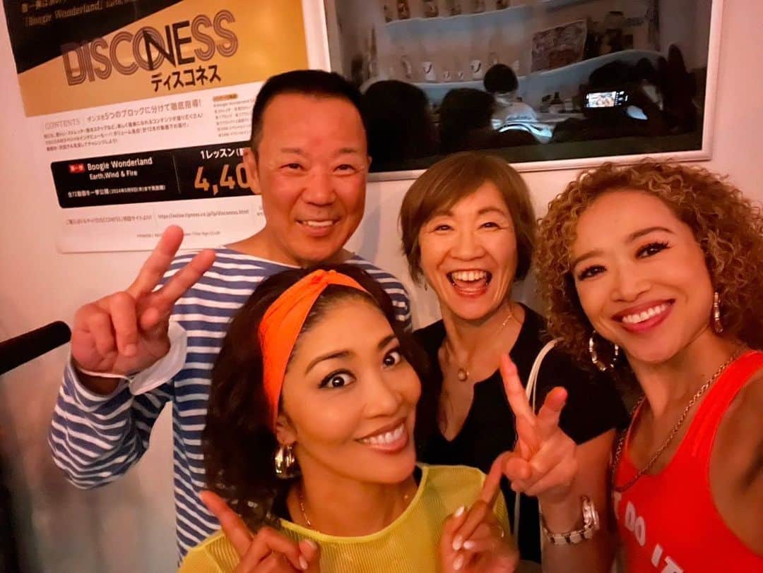 Meg（メグ）さんのインスタグラム写真 - (Meg（メグ）Instagram)「✨🪩「Disconess」🕺✨ 大ヒット御礼ディスコパーティー🎉 . 8/19(土)に東京駅前のビルにある「にゅーみるく」にて開催されたTRFのSAMさん✖︎ティプネスプロデュースのイベントにお招きいただき出演させていただきました✨  「Disconess」とはDisco➕Fitnessが合わさったティプネスのオンラインプログラムの一つなんですが、さすがSAMさんの @sam0113  選曲と振り付け、Earth, Wind &Fireの”Boogie Wonderland “で会場は大盛り上がりでした😆  ディスコタイムもあり懐かしいソウルミュージックが流れてて、相方も私もフロアーで踊り来ていたお客様と一緒に大盛り上がりでした🙌🏽 実際にサビのパートをレクチャーしたりして、会場のお客様とSAMさんと一緒に踊らせていただきました！盛り上がり過ぎて汗びっしょりでした🕺💦  インタビューのコーナーではSAMさんのディスコ時代の 貴重なお話しから、私達も恐縮ながら元日テレアナウンサーの小倉淳さん @ogurajunjun  が司会を進行していただきインタビューをしていただきました🙏🏽✨  今回のイベントの模様が今日から情報番組系で露出出てくるそうなので、是非皆様チェック☑️してください🙇🏽‍♀️💕  今回もこの様な素敵な機会を与えていただきありがとうございます！皆様に感謝の気持ちでいっぱいです🙇🏽‍♀️✨  @sam0113  今回も白のスーツ姿がカッコよく お似合いでした🤍🕺 また次回も大人が楽しめるParty🎉 是非開催よろしくお願い致します😆  @torcia_onlinefitness  今回も素敵な機会を与えていただき どうもありがとうございます🙇🏽‍♀️  お写真3枚目・・ 湘南台ZUMBAからお世話になってる こづえさん&千恵さん 🙏🏽💕  お写真4枚目・・ 浜っこ先輩良子さんご夫婦🩷 次回はぜひ本牧仕込みハマチャチャ 踊ってくださいね😆  お写真5枚目・・ 桜子さんが代表するミスインター ナショナル&ファビュラスの皆様✨ 美ボディの圧巻オーラで会場で一際 目立って素敵でした❤️😍 . . .  #ディスコネス #DISCONESS #BoogieWonderland #E,W＆F #アース #ディスコ #ディスコネスやってみた #ダンス #フィットネス #痩せるダンス #ダイエット #dance" #brownsugar #mihobrown #にゅーみるく #東京駅  #disconessparty #ディスコネスパーティー #リリースパーティー　#daydayの番組出てたらしいw」8月21日 18時50分 - sugar_meg