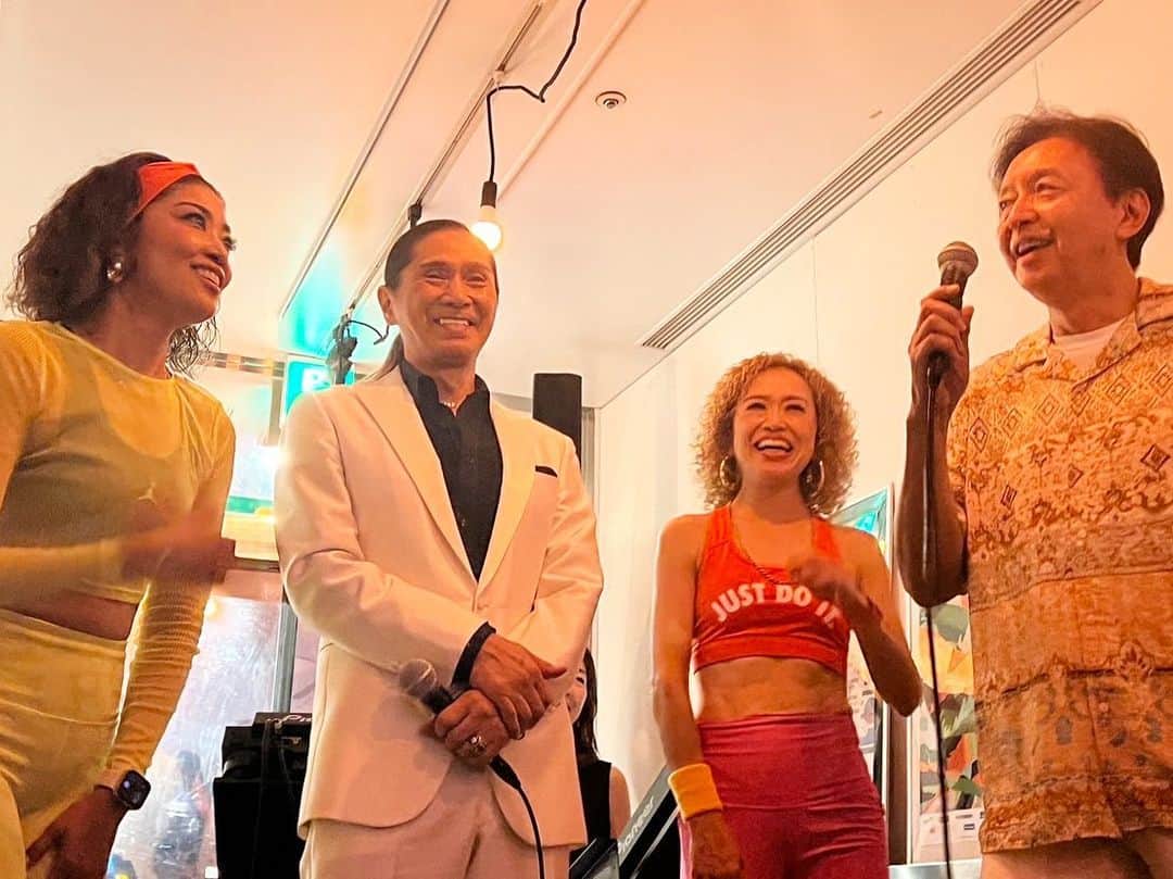Meg（メグ）さんのインスタグラム写真 - (Meg（メグ）Instagram)「✨🪩「Disconess」🕺✨ 大ヒット御礼ディスコパーティー🎉 . 8/19(土)に東京駅前のビルにある「にゅーみるく」にて開催されたTRFのSAMさん✖︎ティプネスプロデュースのイベントにお招きいただき出演させていただきました✨  「Disconess」とはDisco➕Fitnessが合わさったティプネスのオンラインプログラムの一つなんですが、さすがSAMさんの @sam0113  選曲と振り付け、Earth, Wind &Fireの”Boogie Wonderland “で会場は大盛り上がりでした😆  ディスコタイムもあり懐かしいソウルミュージックが流れてて、相方も私もフロアーで踊り来ていたお客様と一緒に大盛り上がりでした🙌🏽 実際にサビのパートをレクチャーしたりして、会場のお客様とSAMさんと一緒に踊らせていただきました！盛り上がり過ぎて汗びっしょりでした🕺💦  インタビューのコーナーではSAMさんのディスコ時代の 貴重なお話しから、私達も恐縮ながら元日テレアナウンサーの小倉淳さん @ogurajunjun  が司会を進行していただきインタビューをしていただきました🙏🏽✨  今回のイベントの模様が今日から情報番組系で露出出てくるそうなので、是非皆様チェック☑️してください🙇🏽‍♀️💕  今回もこの様な素敵な機会を与えていただきありがとうございます！皆様に感謝の気持ちでいっぱいです🙇🏽‍♀️✨  @sam0113  今回も白のスーツ姿がカッコよく お似合いでした🤍🕺 また次回も大人が楽しめるParty🎉 是非開催よろしくお願い致します😆  @torcia_onlinefitness  今回も素敵な機会を与えていただき どうもありがとうございます🙇🏽‍♀️  お写真3枚目・・ 湘南台ZUMBAからお世話になってる こづえさん&千恵さん 🙏🏽💕  お写真4枚目・・ 浜っこ先輩良子さんご夫婦🩷 次回はぜひ本牧仕込みハマチャチャ 踊ってくださいね😆  お写真5枚目・・ 桜子さんが代表するミスインター ナショナル&ファビュラスの皆様✨ 美ボディの圧巻オーラで会場で一際 目立って素敵でした❤️😍 . . .  #ディスコネス #DISCONESS #BoogieWonderland #E,W＆F #アース #ディスコ #ディスコネスやってみた #ダンス #フィットネス #痩せるダンス #ダイエット #dance" #brownsugar #mihobrown #にゅーみるく #東京駅  #disconessparty #ディスコネスパーティー #リリースパーティー　#daydayの番組出てたらしいw」8月21日 18時50分 - sugar_meg