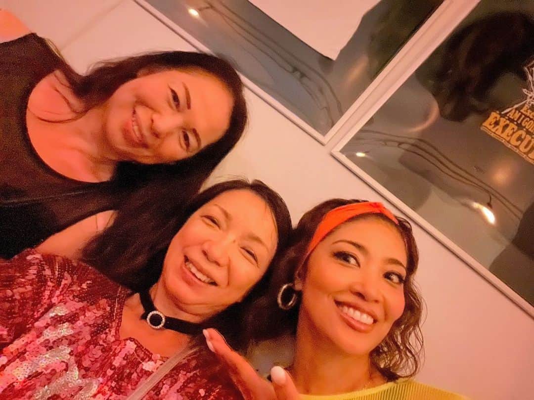 Meg（メグ）さんのインスタグラム写真 - (Meg（メグ）Instagram)「✨🪩「Disconess」🕺✨ 大ヒット御礼ディスコパーティー🎉 . 8/19(土)に東京駅前のビルにある「にゅーみるく」にて開催されたTRFのSAMさん✖︎ティプネスプロデュースのイベントにお招きいただき出演させていただきました✨  「Disconess」とはDisco➕Fitnessが合わさったティプネスのオンラインプログラムの一つなんですが、さすがSAMさんの @sam0113  選曲と振り付け、Earth, Wind &Fireの”Boogie Wonderland “で会場は大盛り上がりでした😆  ディスコタイムもあり懐かしいソウルミュージックが流れてて、相方も私もフロアーで踊り来ていたお客様と一緒に大盛り上がりでした🙌🏽 実際にサビのパートをレクチャーしたりして、会場のお客様とSAMさんと一緒に踊らせていただきました！盛り上がり過ぎて汗びっしょりでした🕺💦  インタビューのコーナーではSAMさんのディスコ時代の 貴重なお話しから、私達も恐縮ながら元日テレアナウンサーの小倉淳さん @ogurajunjun  が司会を進行していただきインタビューをしていただきました🙏🏽✨  今回のイベントの模様が今日から情報番組系で露出出てくるそうなので、是非皆様チェック☑️してください🙇🏽‍♀️💕  今回もこの様な素敵な機会を与えていただきありがとうございます！皆様に感謝の気持ちでいっぱいです🙇🏽‍♀️✨  @sam0113  今回も白のスーツ姿がカッコよく お似合いでした🤍🕺 また次回も大人が楽しめるParty🎉 是非開催よろしくお願い致します😆  @torcia_onlinefitness  今回も素敵な機会を与えていただき どうもありがとうございます🙇🏽‍♀️  お写真3枚目・・ 湘南台ZUMBAからお世話になってる こづえさん&千恵さん 🙏🏽💕  お写真4枚目・・ 浜っこ先輩良子さんご夫婦🩷 次回はぜひ本牧仕込みハマチャチャ 踊ってくださいね😆  お写真5枚目・・ 桜子さんが代表するミスインター ナショナル&ファビュラスの皆様✨ 美ボディの圧巻オーラで会場で一際 目立って素敵でした❤️😍 . . .  #ディスコネス #DISCONESS #BoogieWonderland #E,W＆F #アース #ディスコ #ディスコネスやってみた #ダンス #フィットネス #痩せるダンス #ダイエット #dance" #brownsugar #mihobrown #にゅーみるく #東京駅  #disconessparty #ディスコネスパーティー #リリースパーティー　#daydayの番組出てたらしいw」8月21日 18時50分 - sugar_meg