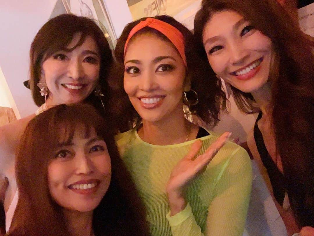 Meg（メグ）さんのインスタグラム写真 - (Meg（メグ）Instagram)「✨🪩「Disconess」🕺✨ 大ヒット御礼ディスコパーティー🎉 . 8/19(土)に東京駅前のビルにある「にゅーみるく」にて開催されたTRFのSAMさん✖︎ティプネスプロデュースのイベントにお招きいただき出演させていただきました✨  「Disconess」とはDisco➕Fitnessが合わさったティプネスのオンラインプログラムの一つなんですが、さすがSAMさんの @sam0113  選曲と振り付け、Earth, Wind &Fireの”Boogie Wonderland “で会場は大盛り上がりでした😆  ディスコタイムもあり懐かしいソウルミュージックが流れてて、相方も私もフロアーで踊り来ていたお客様と一緒に大盛り上がりでした🙌🏽 実際にサビのパートをレクチャーしたりして、会場のお客様とSAMさんと一緒に踊らせていただきました！盛り上がり過ぎて汗びっしょりでした🕺💦  インタビューのコーナーではSAMさんのディスコ時代の 貴重なお話しから、私達も恐縮ながら元日テレアナウンサーの小倉淳さん @ogurajunjun  が司会を進行していただきインタビューをしていただきました🙏🏽✨  今回のイベントの模様が今日から情報番組系で露出出てくるそうなので、是非皆様チェック☑️してください🙇🏽‍♀️💕  今回もこの様な素敵な機会を与えていただきありがとうございます！皆様に感謝の気持ちでいっぱいです🙇🏽‍♀️✨  @sam0113  今回も白のスーツ姿がカッコよく お似合いでした🤍🕺 また次回も大人が楽しめるParty🎉 是非開催よろしくお願い致します😆  @torcia_onlinefitness  今回も素敵な機会を与えていただき どうもありがとうございます🙇🏽‍♀️  お写真3枚目・・ 湘南台ZUMBAからお世話になってる こづえさん&千恵さん 🙏🏽💕  お写真4枚目・・ 浜っこ先輩良子さんご夫婦🩷 次回はぜひ本牧仕込みハマチャチャ 踊ってくださいね😆  お写真5枚目・・ 桜子さんが代表するミスインター ナショナル&ファビュラスの皆様✨ 美ボディの圧巻オーラで会場で一際 目立って素敵でした❤️😍 . . .  #ディスコネス #DISCONESS #BoogieWonderland #E,W＆F #アース #ディスコ #ディスコネスやってみた #ダンス #フィットネス #痩せるダンス #ダイエット #dance" #brownsugar #mihobrown #にゅーみるく #東京駅  #disconessparty #ディスコネスパーティー #リリースパーティー　#daydayの番組出てたらしいw」8月21日 18時50分 - sugar_meg