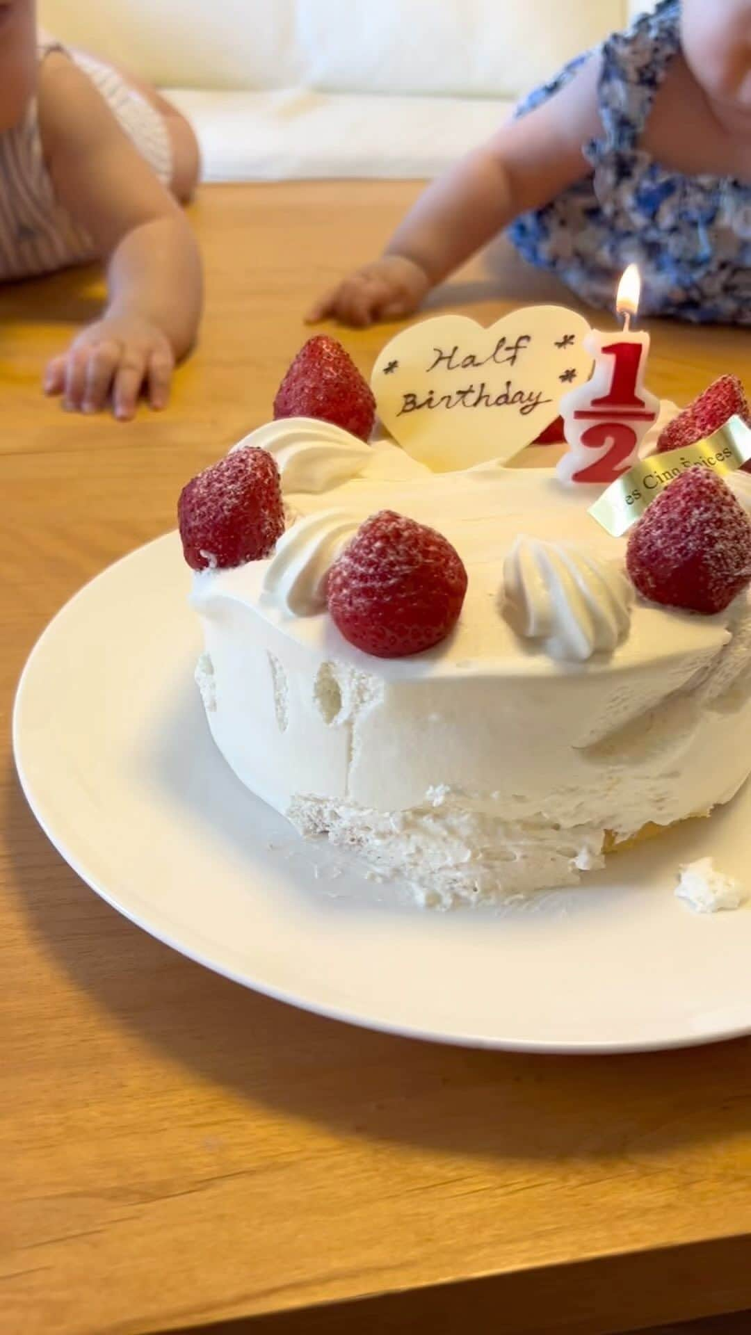 篠原菜月のインスタグラム：「Happy half birthday 🎂  ⁡ 双子が産まれて半年たちました👶👶 1日1日が濃くてあっという間の6ヶ月。 ⁡ 双子は元気いっぱいまるまる成長中で 最近は2人の個性が見えてきて面白い❣️ 腱鞘炎に腰痛の毎日だけどがんばれます😂 ⁡ 2人仲良くすくすく成長してね〜♡  #双子#男女双子#ハーフバースデー#6ヶ月#双子ママ ⁡ ⁡ ⁡ ⁡ ⁡ ⁡」