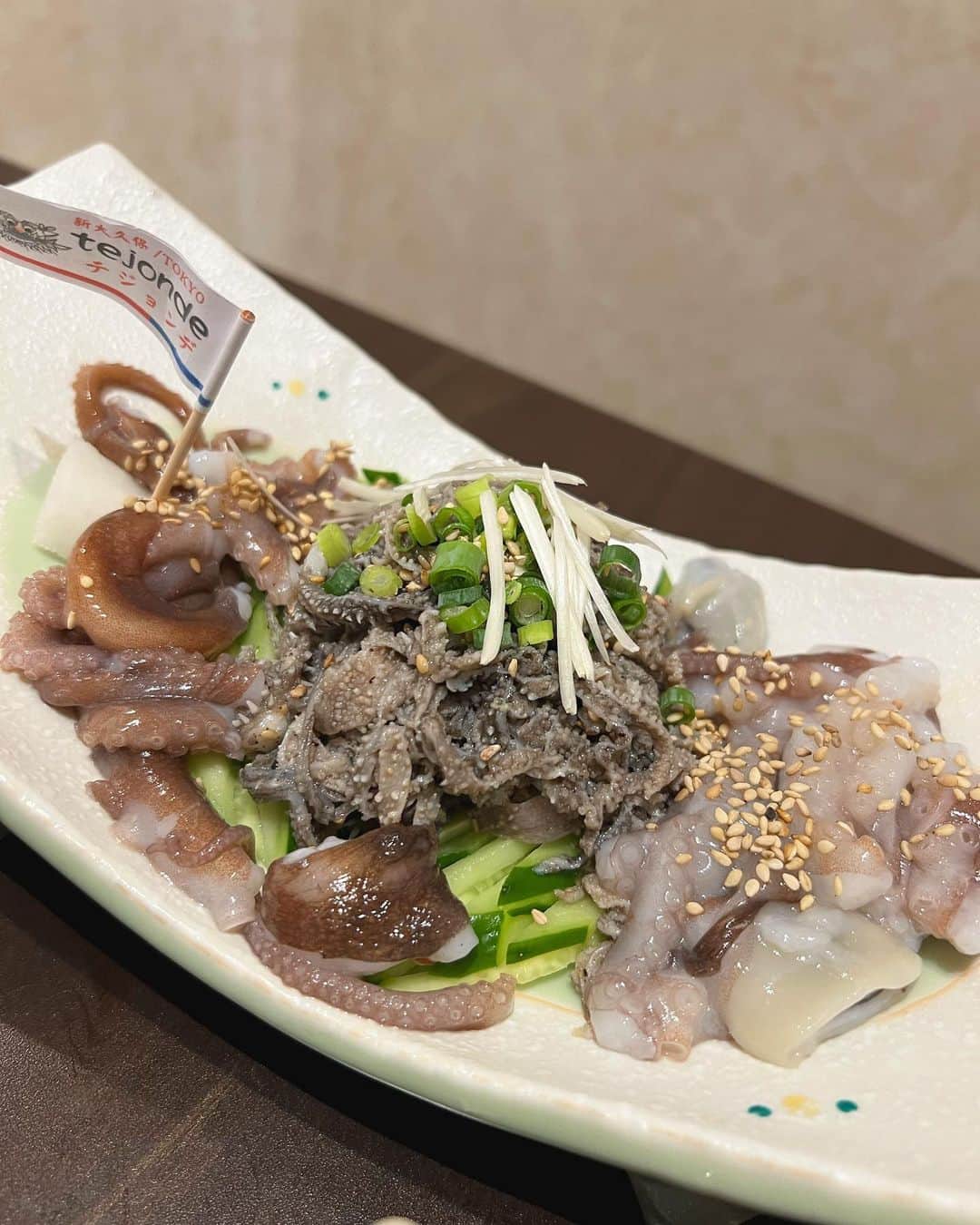 ちょこばななさんのインスタグラム写真 - (ちょこばななInstagram)「念願のサンナクチ食べた🐙 口の中でも動くかなと思ったけど、吸い付かれて痛いみたいな感じではなかった！笑 センマイも美味しかったな〜！！！ 同じお店でカンジャンケジャンビビンパも食べたんだけど、身がたっぷりのっててこれもサイコーだった🦀❤️‍🔥❤️‍🔥 私が行った3号店は全室個室でゆったり話せたのもよかったな✊✨ リトルとの東京観光写真たくさんあるからちょこちょこ出してくね〜 . #新大久保#新大久保グルメ#サンナクチ#カンジャンケジャン#テジョンデ#韓国#韓国グルメ#ケジャン#ヤンニョムケジャン#新大久保駅#新大久保ランチ#新大久保食べ歩き#新大久保カフェ#selfie#ootd#데일리#좋아요#셀카#셀스타그램#셀피」8月21日 18時51分 - choco8787banana