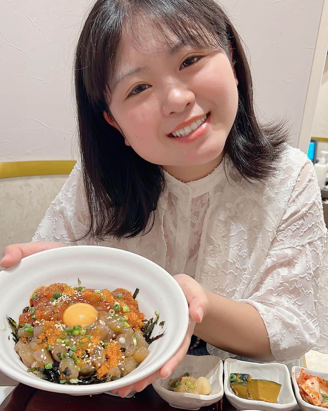 ちょこばななさんのインスタグラム写真 - (ちょこばななInstagram)「念願のサンナクチ食べた🐙 口の中でも動くかなと思ったけど、吸い付かれて痛いみたいな感じではなかった！笑 センマイも美味しかったな〜！！！ 同じお店でカンジャンケジャンビビンパも食べたんだけど、身がたっぷりのっててこれもサイコーだった🦀❤️‍🔥❤️‍🔥 私が行った3号店は全室個室でゆったり話せたのもよかったな✊✨ リトルとの東京観光写真たくさんあるからちょこちょこ出してくね〜 . #新大久保#新大久保グルメ#サンナクチ#カンジャンケジャン#テジョンデ#韓国#韓国グルメ#ケジャン#ヤンニョムケジャン#新大久保駅#新大久保ランチ#新大久保食べ歩き#新大久保カフェ#selfie#ootd#데일리#좋아요#셀카#셀스타그램#셀피」8月21日 18時51分 - choco8787banana