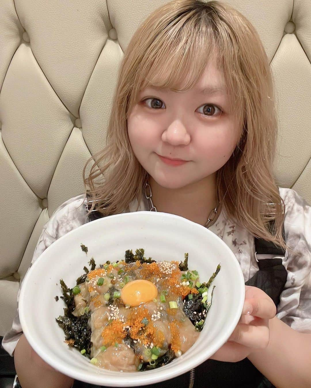 ちょこばななのインスタグラム：「念願のサンナクチ食べた🐙 口の中でも動くかなと思ったけど、吸い付かれて痛いみたいな感じではなかった！笑 センマイも美味しかったな〜！！！ 同じお店でカンジャンケジャンビビンパも食べたんだけど、身がたっぷりのっててこれもサイコーだった🦀❤️‍🔥❤️‍🔥 私が行った3号店は全室個室でゆったり話せたのもよかったな✊✨ リトルとの東京観光写真たくさんあるからちょこちょこ出してくね〜 . #新大久保#新大久保グルメ#サンナクチ#カンジャンケジャン#テジョンデ#韓国#韓国グルメ#ケジャン#ヤンニョムケジャン#新大久保駅#新大久保ランチ#新大久保食べ歩き#新大久保カフェ#selfie#ootd#데일리#좋아요#셀카#셀스타그램#셀피」