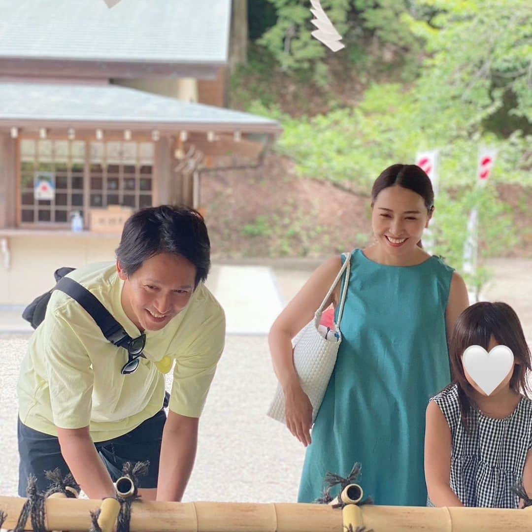 水野佑香さんのインスタグラム写真 - (水野佑香Instagram)「・ 2023夏の思い出メモ  お盆休みに行った館山旅行。  台風が近づいていて、 今回は天気ダメだ…と思ってたけど お天気にギリギリ恵まれました☀️  初日は子供達が楽しみにしてた海🏖️  #北条海岸   海の家のかき氷がふわっふわで 美味しかった🍧❤️  2日目はまだ天気が保っていたから 午前中にパワースポットへ  #安房神社   ここは日本三大「金運」神社⛩️  主祭神である天太玉命は 日本のすべての産業を創造した神で 商売繁盛、事業繁栄だけではなく 必勝祈願にも御利益があるらしい✨  3日目は 天気が不安定だったから 道の駅ツアーしながらドライブ🚗  館山の美味しい海鮮や町中華を 食べたり(鯵フライ、最&高！)  カラオケで歌ったり🎤 夜中3:00まで語ったり⭐️  大好きなあゆこー夫婦と また楽しい思い出を作れたよ☺︎ ❤️  旦那さんが旅行前日に まさかの足首を剥離骨折して 次女をこーちゃんが抱っこしてくれたり、  あゆが甘えん坊の子供達とかくれんぼしてくれたりして、  子供達は2人を「ともだち」と 思っているらしい😂←日記から引用w   今回も楽しい時間をありがとう❤️  #館山  #館山旅行 #道の駅ちくら潮風王国  #パワースポット神社  #夏休み  #家族でお出かけ  #千葉旅行  #japantrip  #tateyama  #なかよし姉妹」8月21日 18時53分 - mizuno_yuka